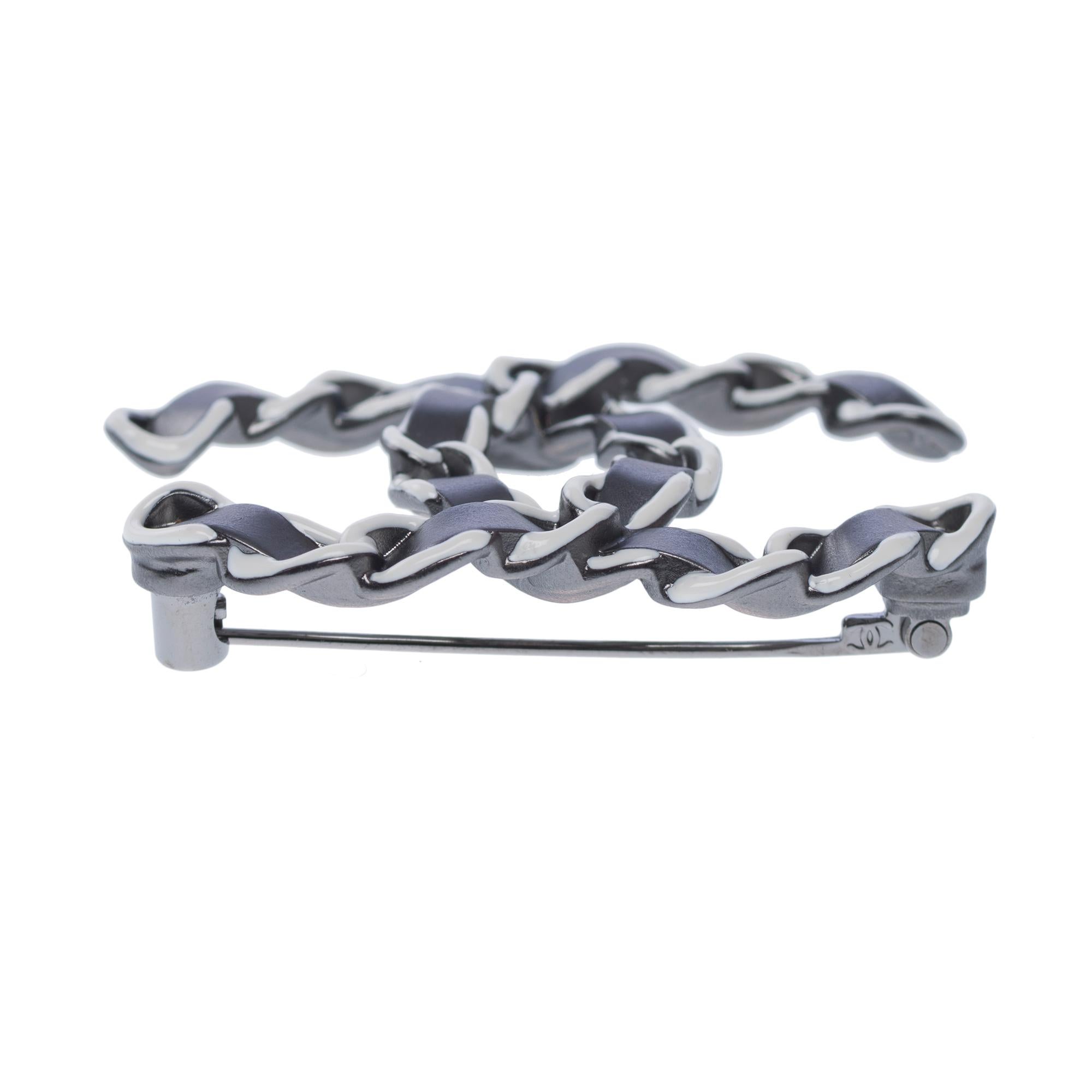 Women's Chanel CC brooch in silver metal and interwoven leather effect For Sale