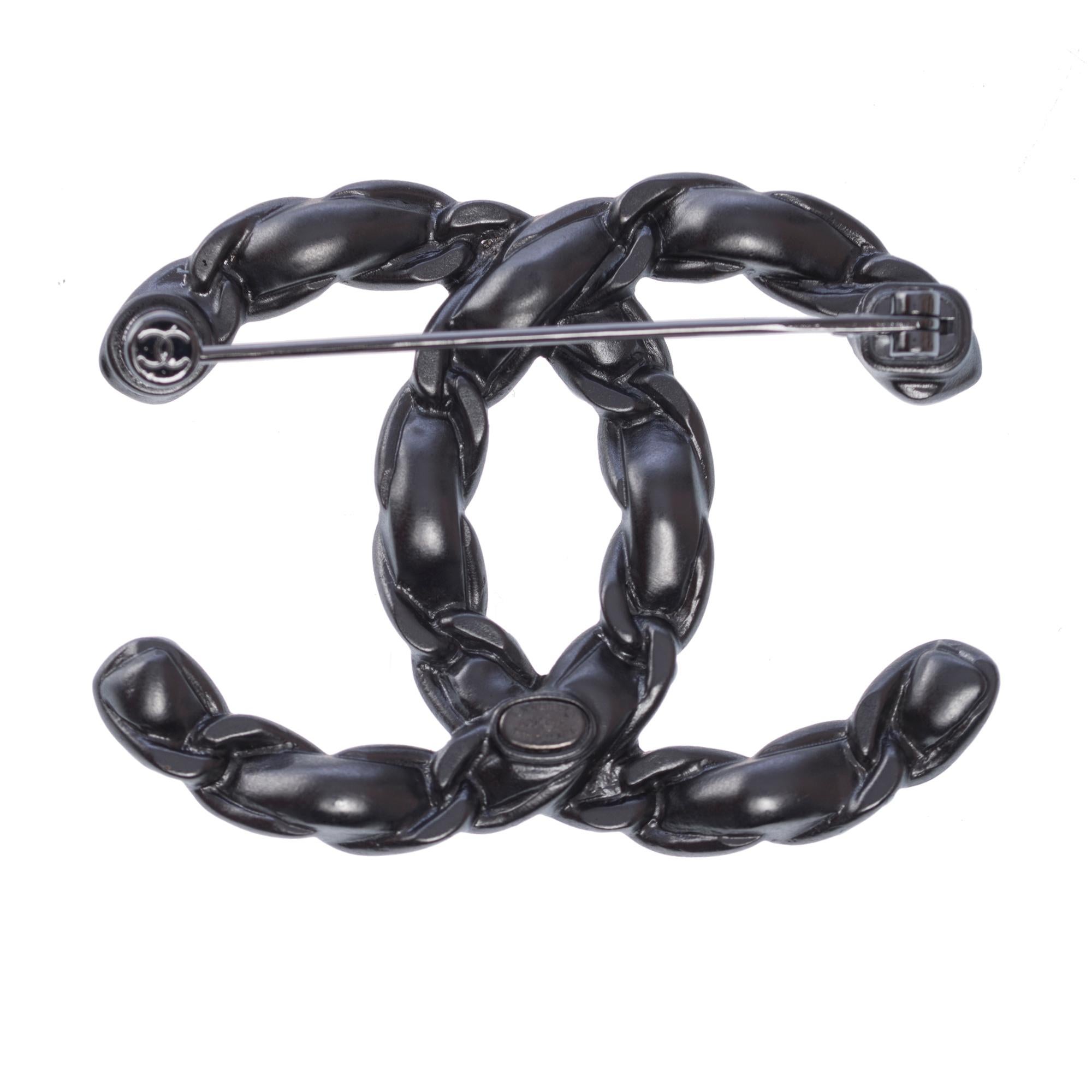 Chanel CC brooch in silver metal and interwoven leather effect For Sale 1