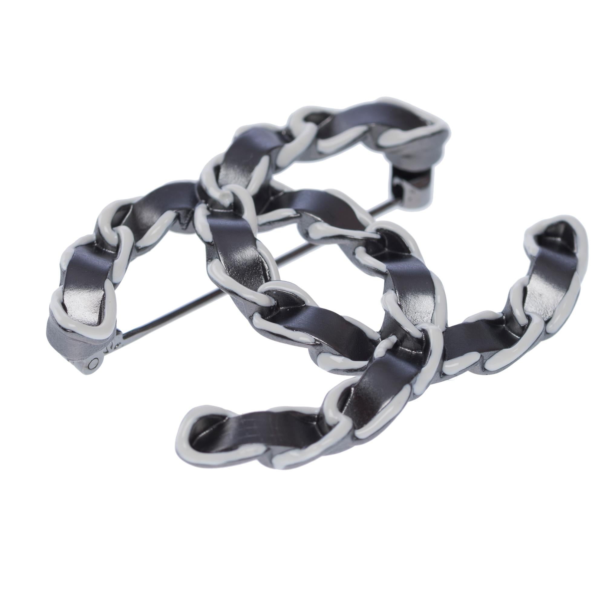 Chanel CC brooch in silver metal and interwoven leather effect For Sale 2