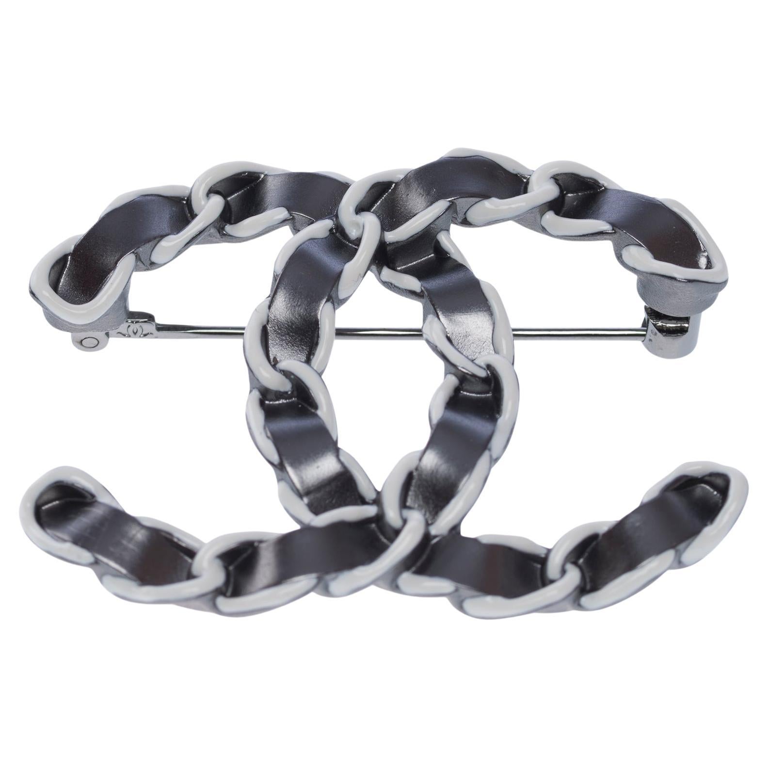 Chanel CC brooch in silver metal and interwoven leather effect For Sale