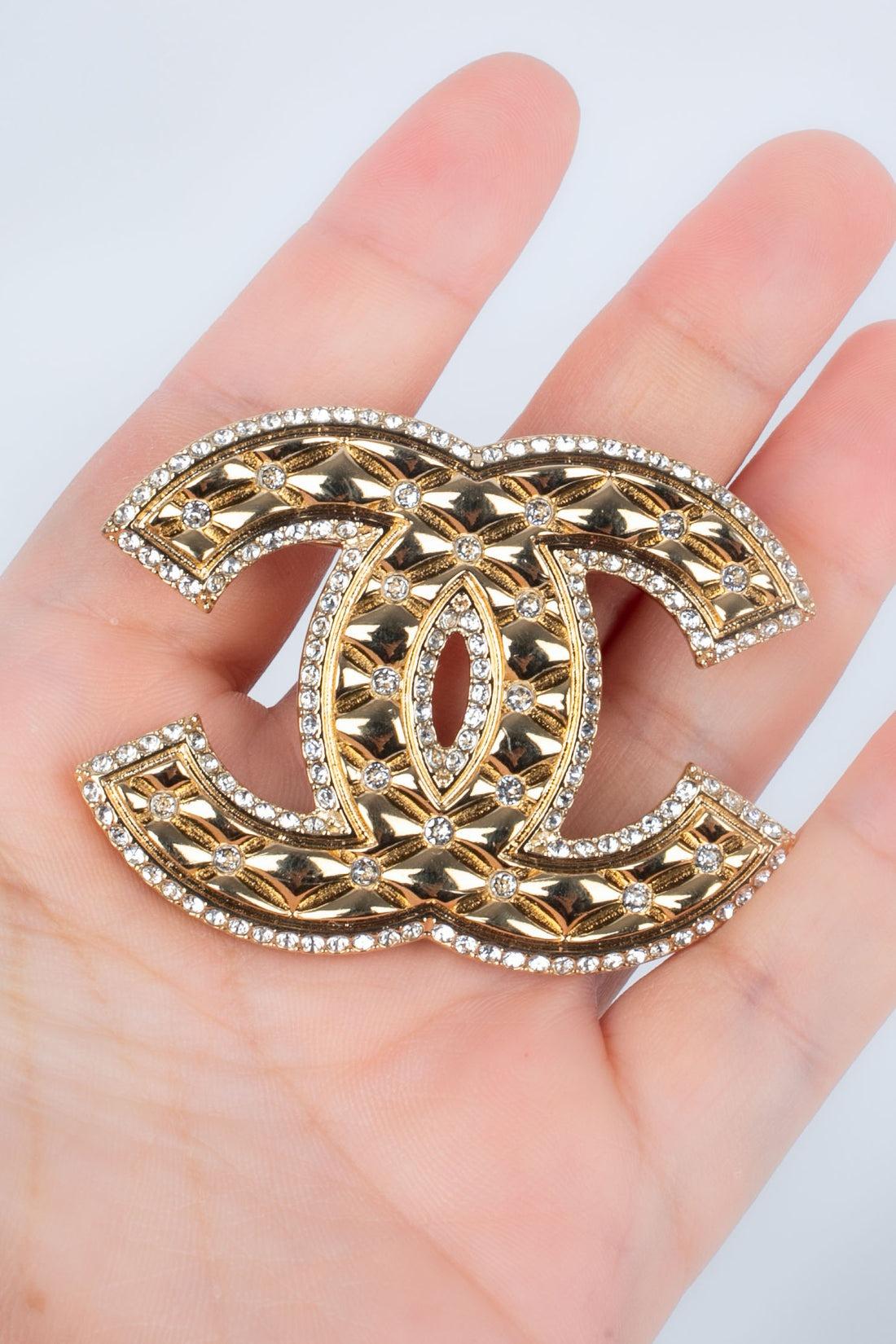 Chanel - (Made in France) Golden metal quilted cc brooch ornamented with rhinestones. A 2023 Collection.

Additional information:
Condition: Very good condition
Dimensions: Height: 4 cm
Period: 21st Century

Seller Reference: BRB69
