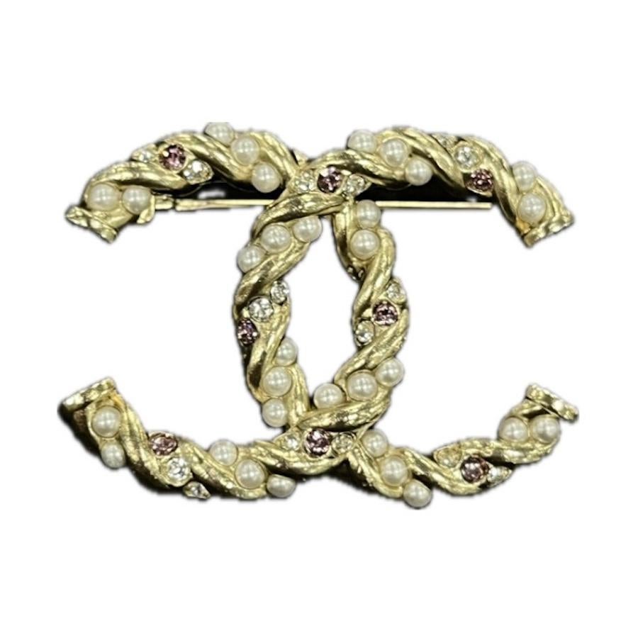 Chanel CC Brooch Pearls and Crysrtals In Excellent Condition For Sale In Paris, FR