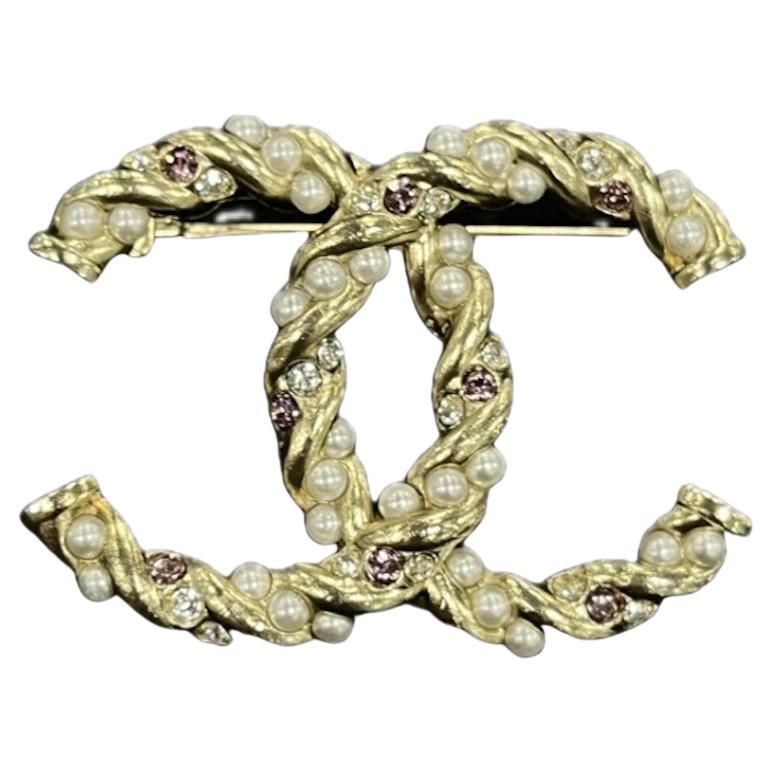 Chanel CC Brosche mit Perlen und Crysrtals