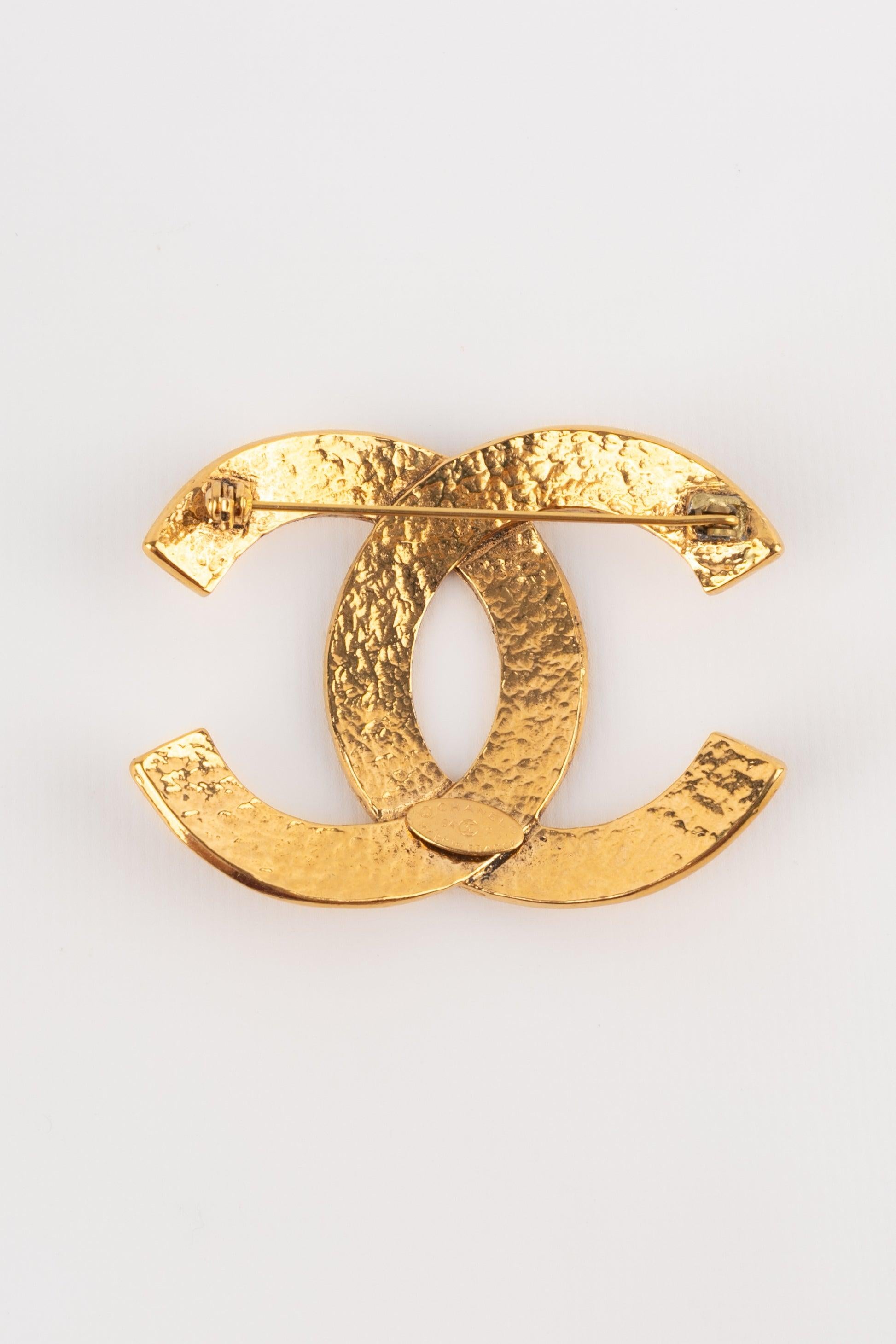 Chanel - (Fabriqué en France) Broche cc en métal doré. Collectional printemps-été 1994.

Informations complémentaires :
Condit : Très bon état.
Dimensions : 6,5 cm x 5 cm : 6,5 cm x 5 cm
Période : 20ème siècle

Référence du vendeur : BRB158