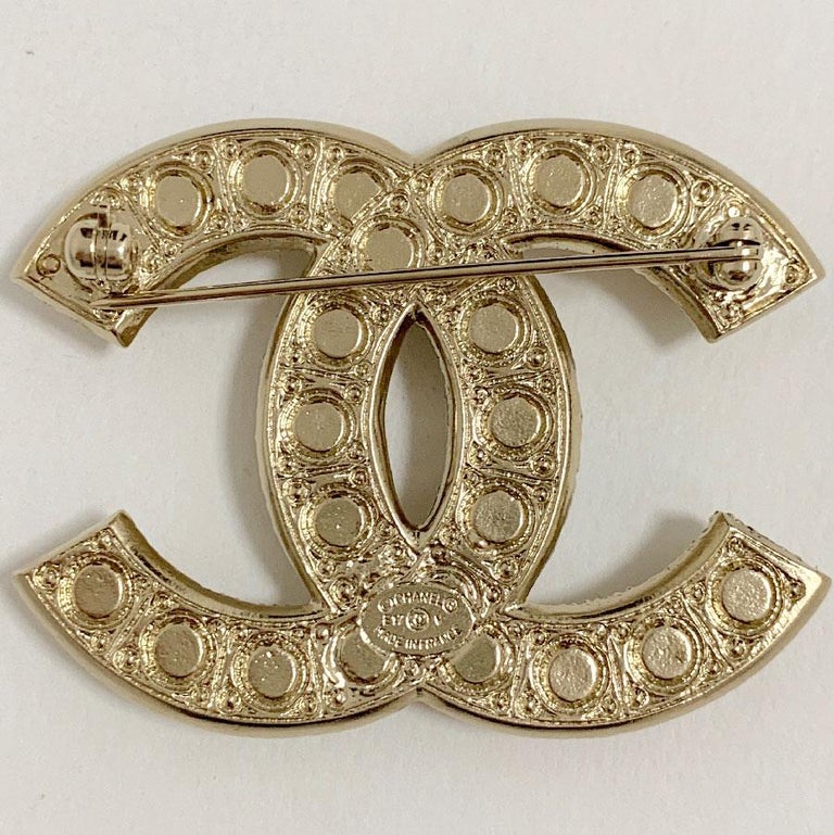CHANEL CC Brooch with pearls and strass