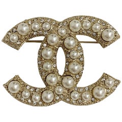 CHANEL CC Brooch with pearls and strass