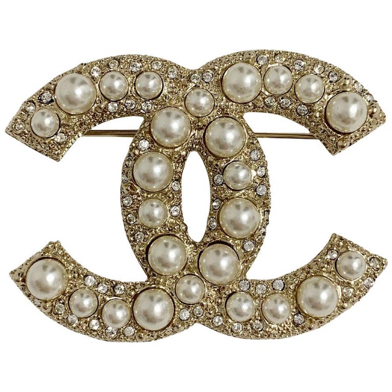 CHANEL CC Pearl Brooch Pin Gold  Chanel jewelry, Chanel brooch, Chanel  pearls