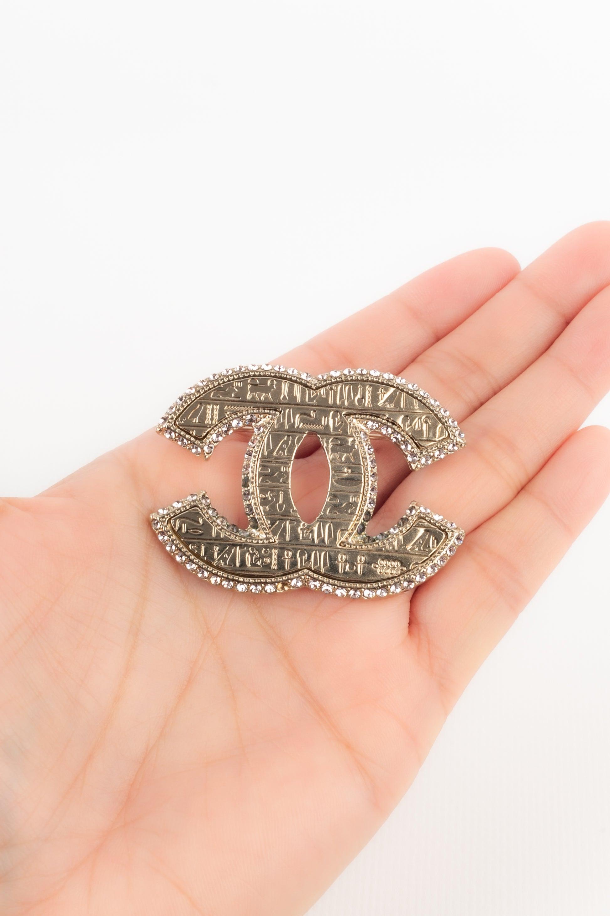 Chanel - (Made in France) Golden metal cc brooch with rhinestones. A 2019 Collection.

Additional information:
Condition: Very good condition
Dimensions: 5 cm x 3.5 cm
Period: 21st Century

Seller Reference: BRB175