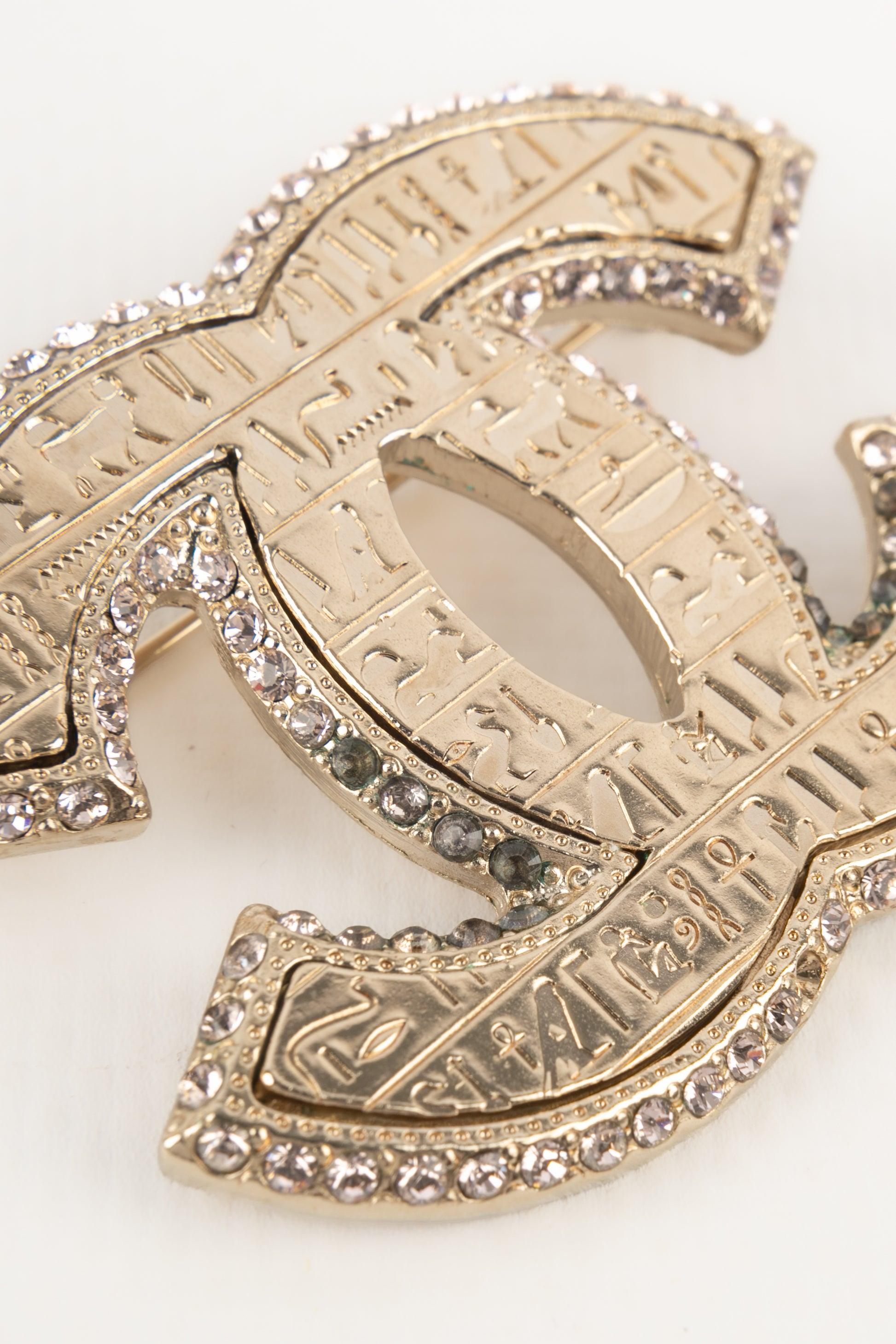 Chanel CC Brooch with Rhinestones, 2019 In Excellent Condition For Sale In SAINT-OUEN-SUR-SEINE, FR