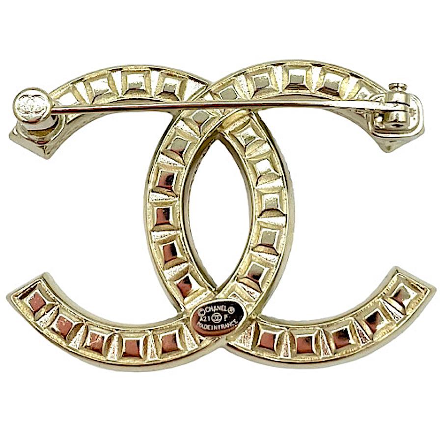 CHANEL CC Brooch with Swarovski Rhinestones.
Condition: never worn.
Made in France.
Size: 4 x 3.2cm.
Stamp present on the back of the brooch.
Collection Spring 2021.

Will be delivered in a non-original dustbag