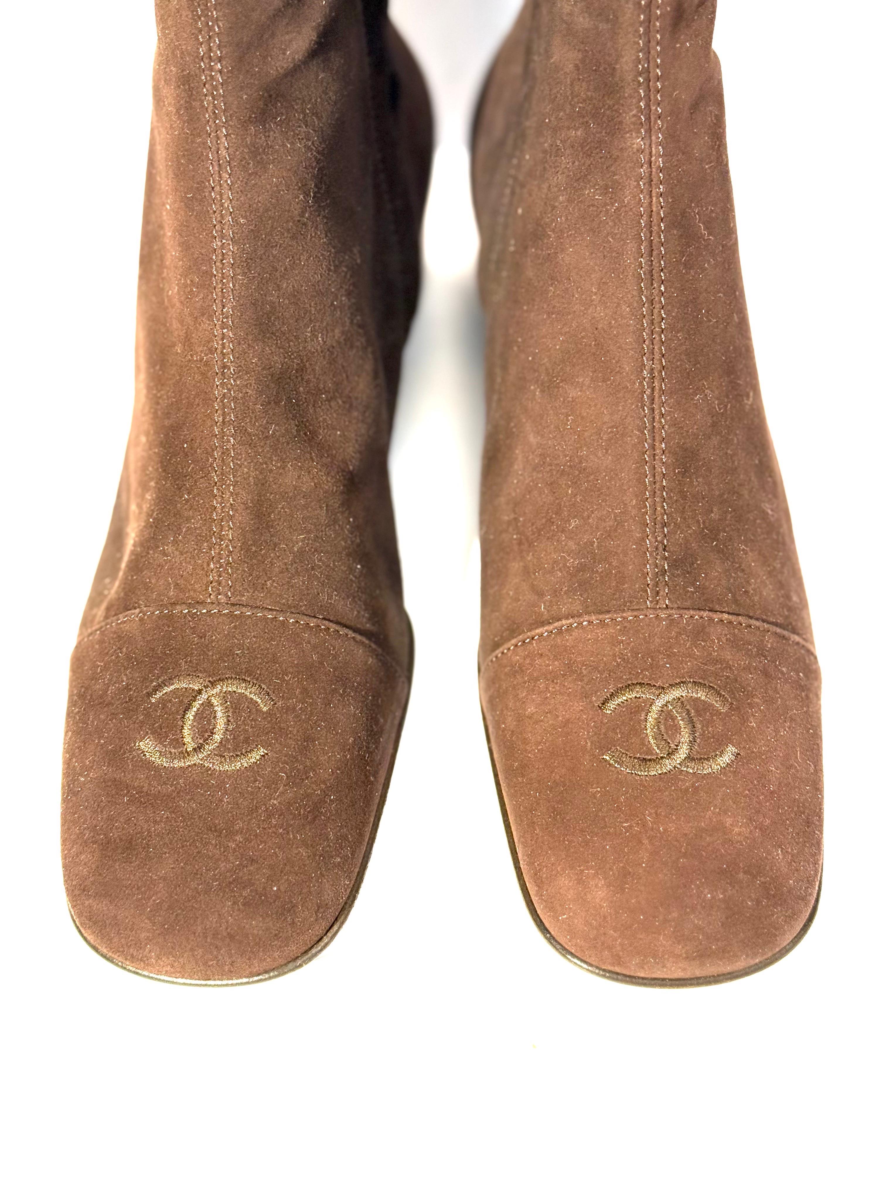 Chanel CC brown suede boots In Excellent Condition For Sale In Sheung Wan, HK