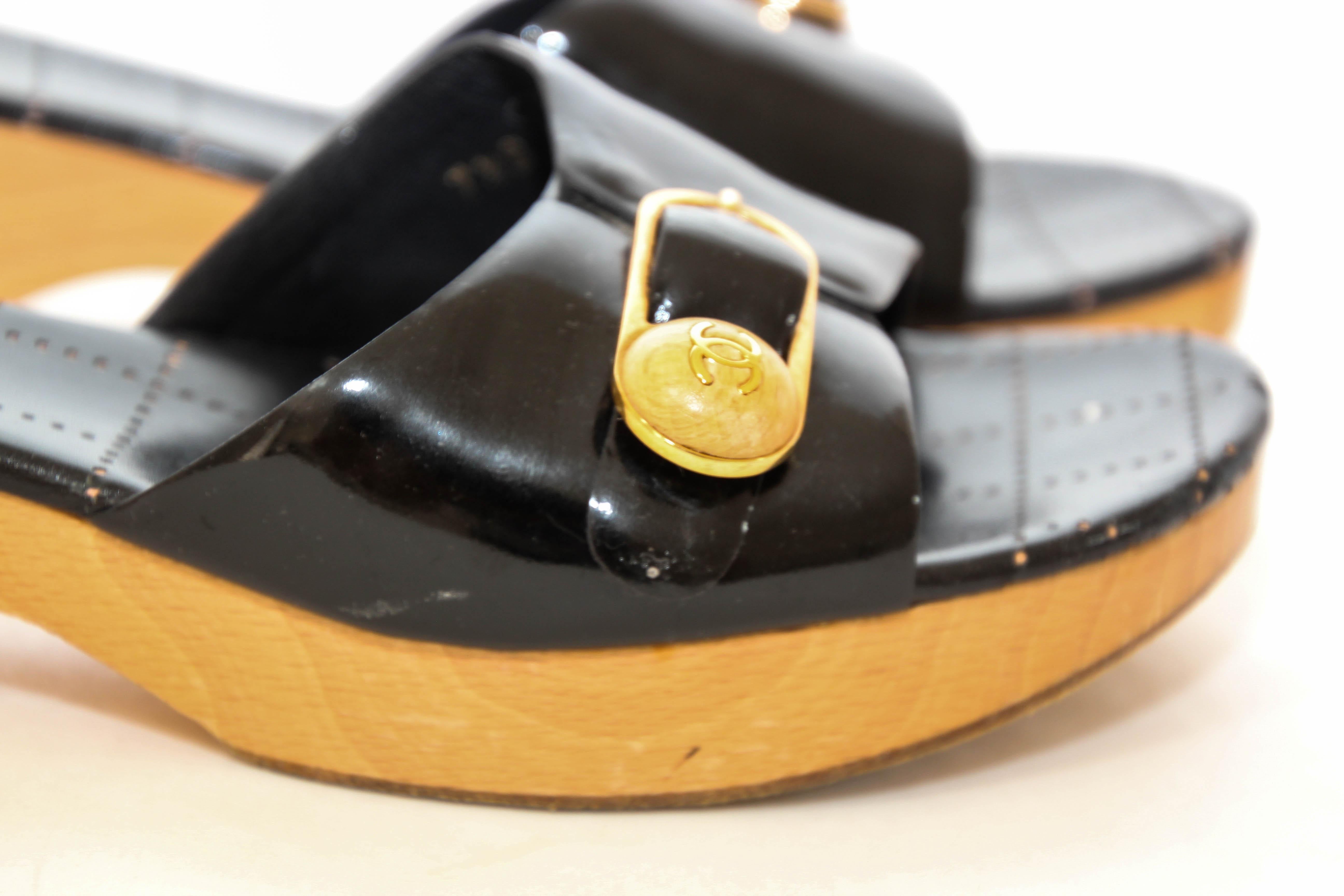 CHANEL CC Clog-Sandalen aus schwarzem Leder mit Schnalle 7,5 EU38 im Angebot 6