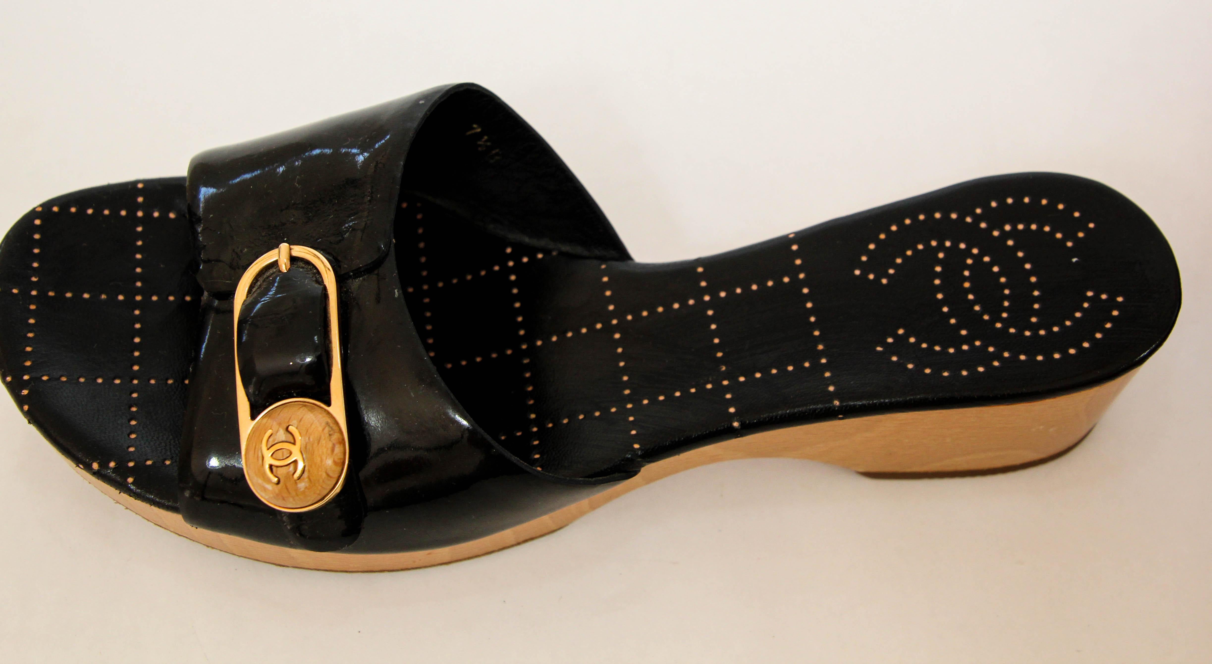 CHANEL CC Clog-Sandalen aus schwarzem Leder mit Schnalle 7,5 EU38 im Angebot 10