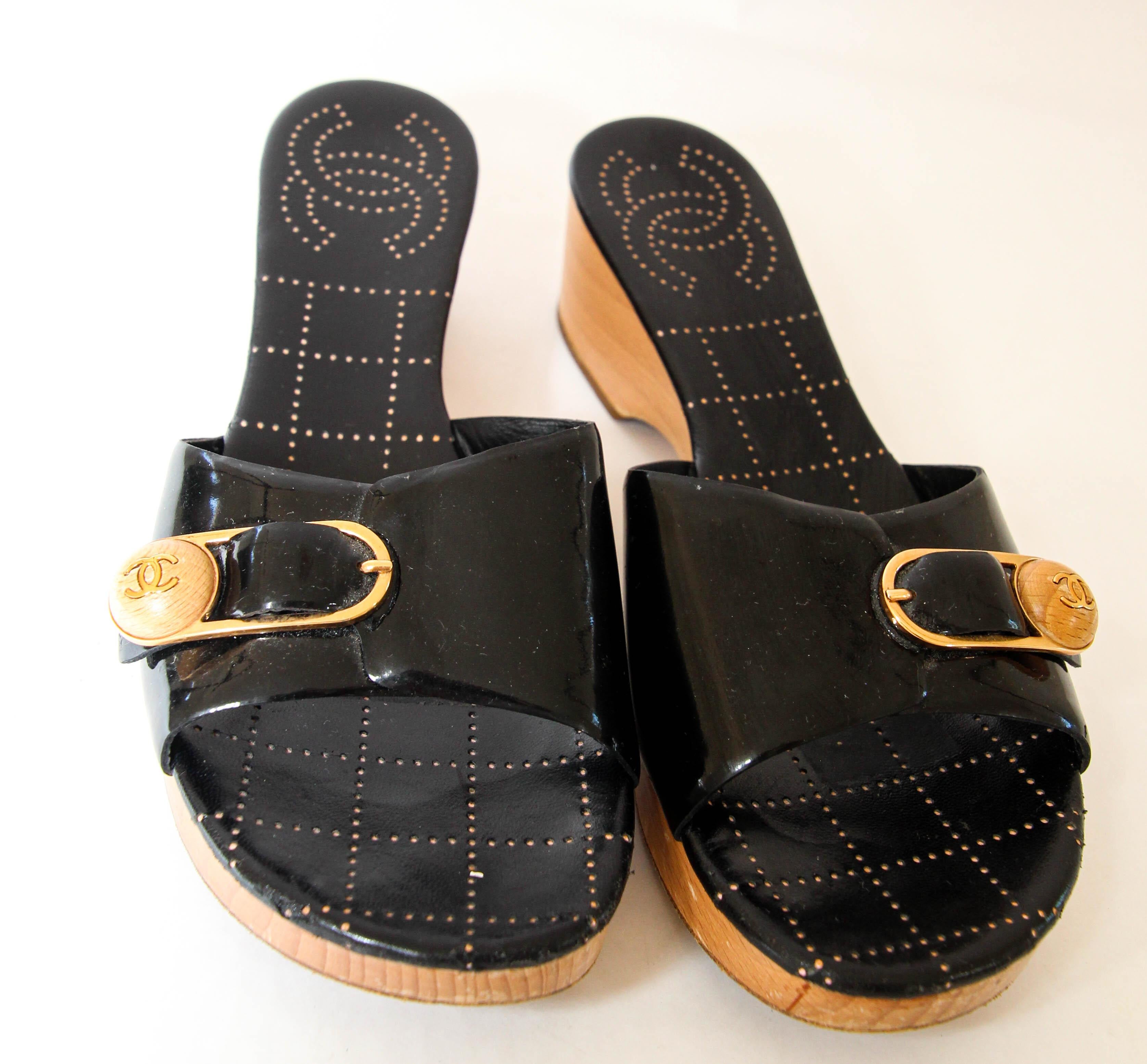 CHANEL gold wooden CC buckle black leather wooden platform clog sandals US 7 1/2 B EU38.
CHANEL gold wooden CC buckle black leather wooden platform clog sandals 
Size: 7.5 B EU38

CHANEL Black leather upper. Gold-tone metal with wooden CC buckle