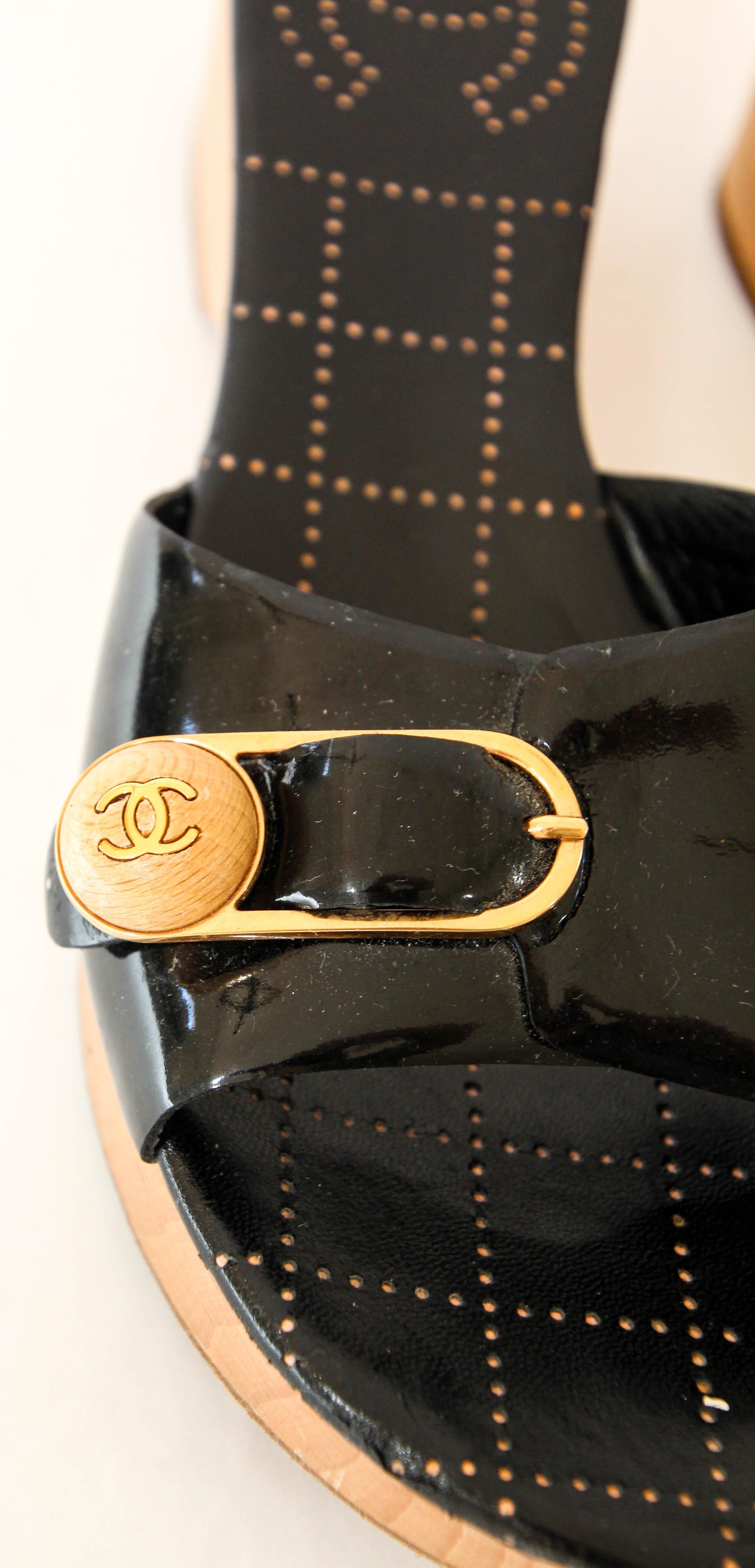 CHANEL CC Clog-Sandalen aus schwarzem Leder mit Schnalle 7,5 EU38 im Zustand „Relativ gut“ im Angebot in North Hollywood, CA