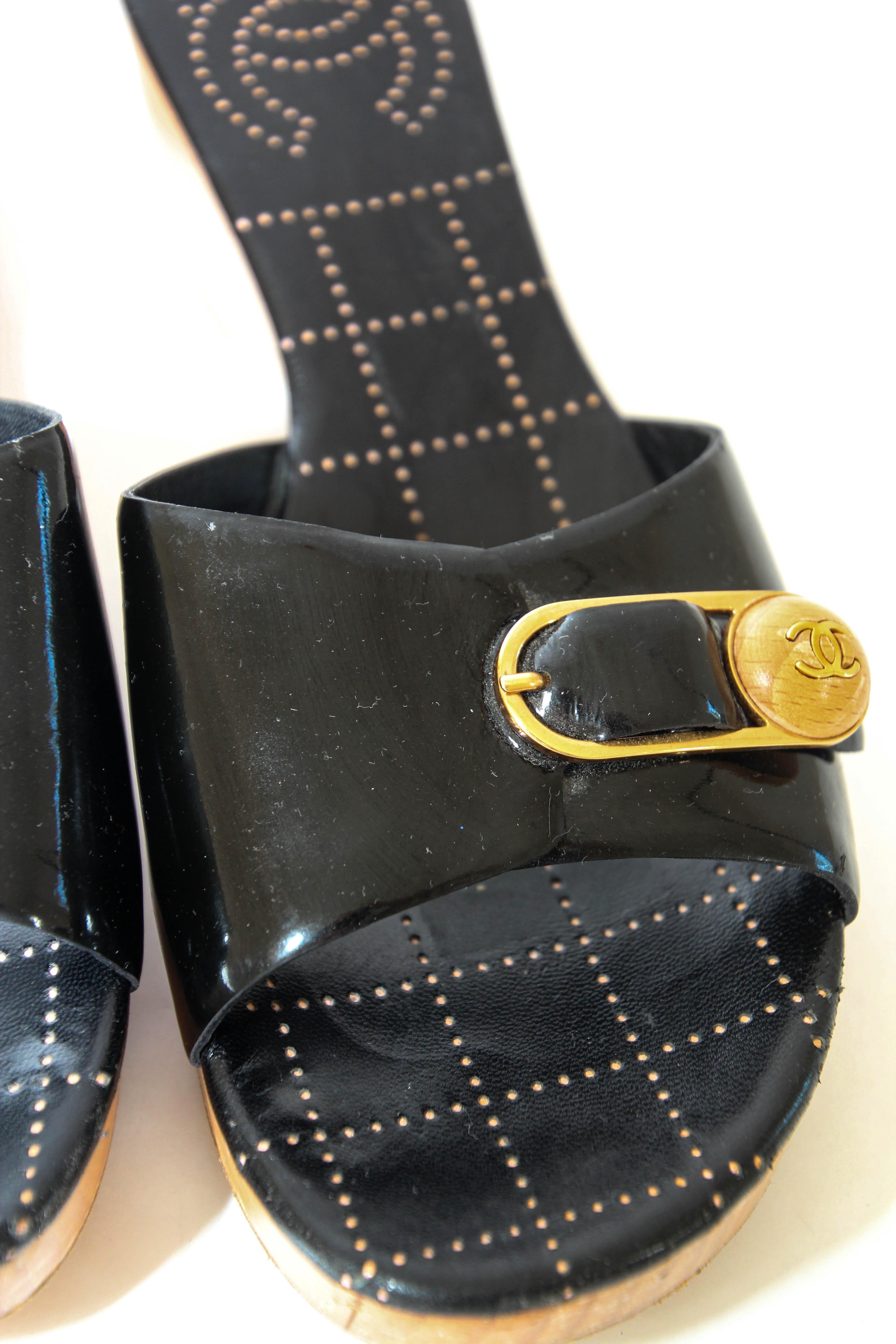 Women's CHANEL CC Buckle Black Leather Clog Sandals 7.5 EU38 For Sale