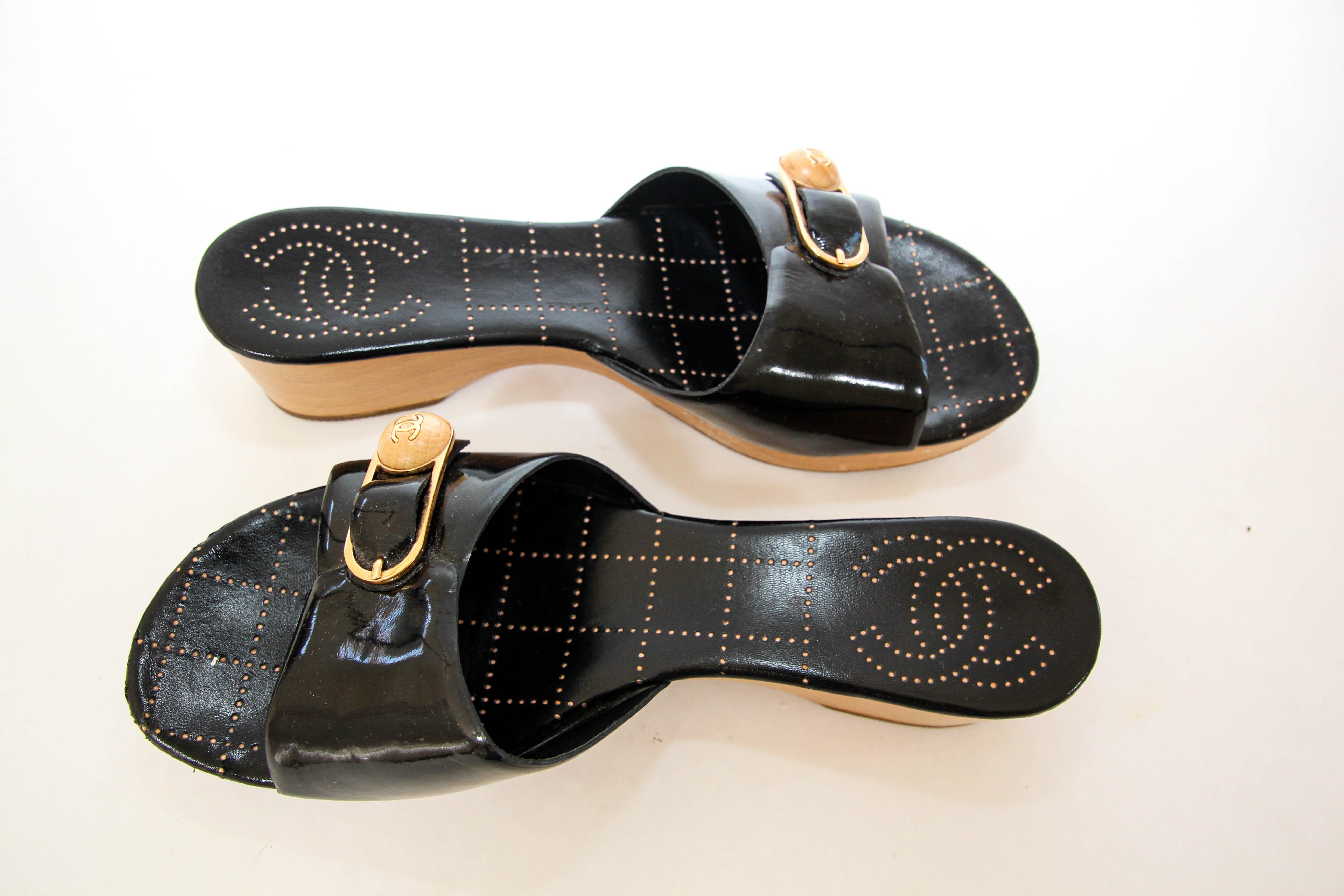CHANEL CC Clog-Sandalen aus schwarzem Leder mit Schnalle 7,5 EU38 im Angebot 3
