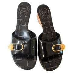 CHANEL CC Clog-Sandalen aus schwarzem Leder mit Schnalle 7,5 EU38
