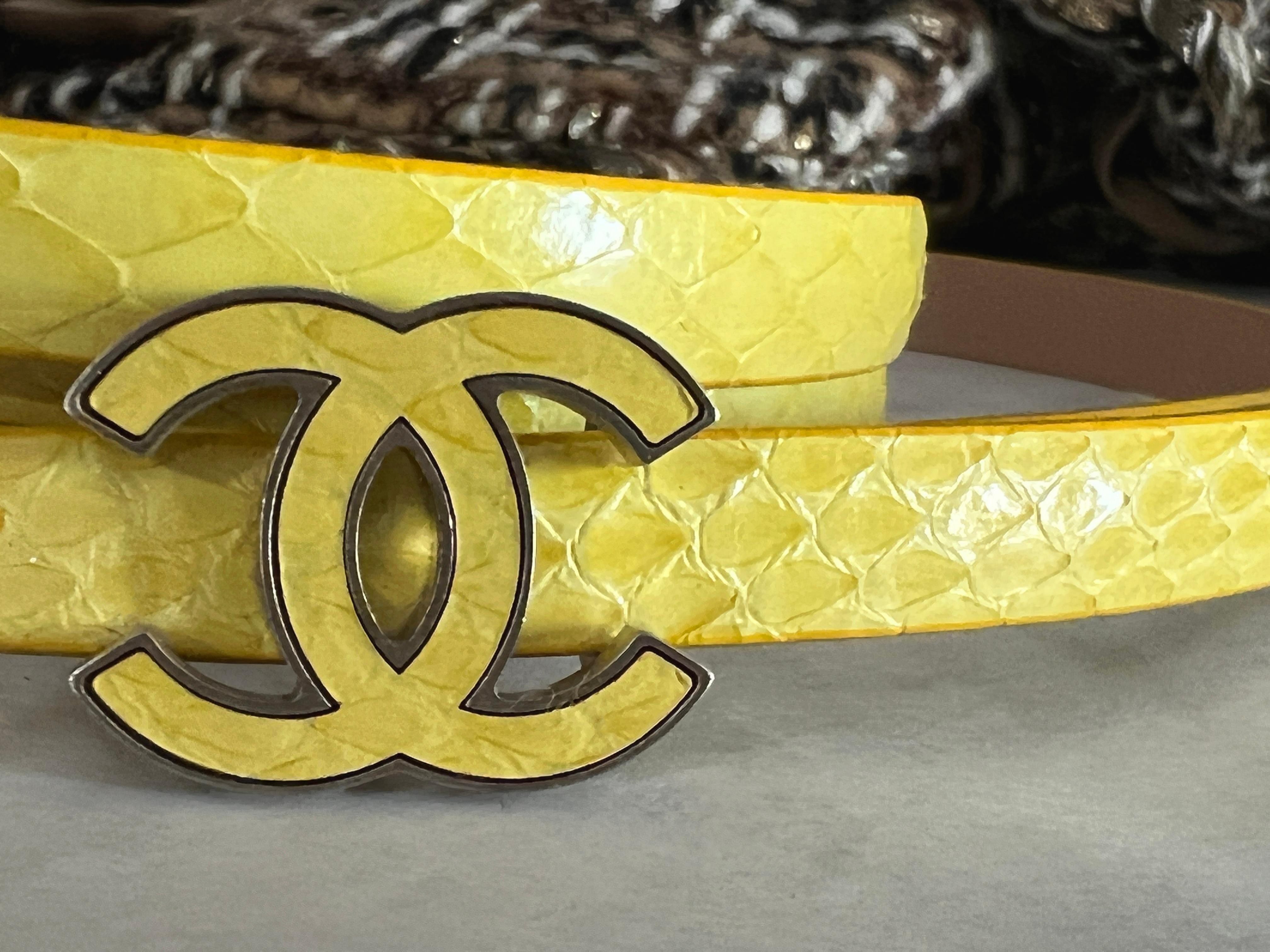 Chanel Gürtel aus gelbem Python mit CC-Schnalle.
Länge 95cm, ungetragen aufbewahrt.