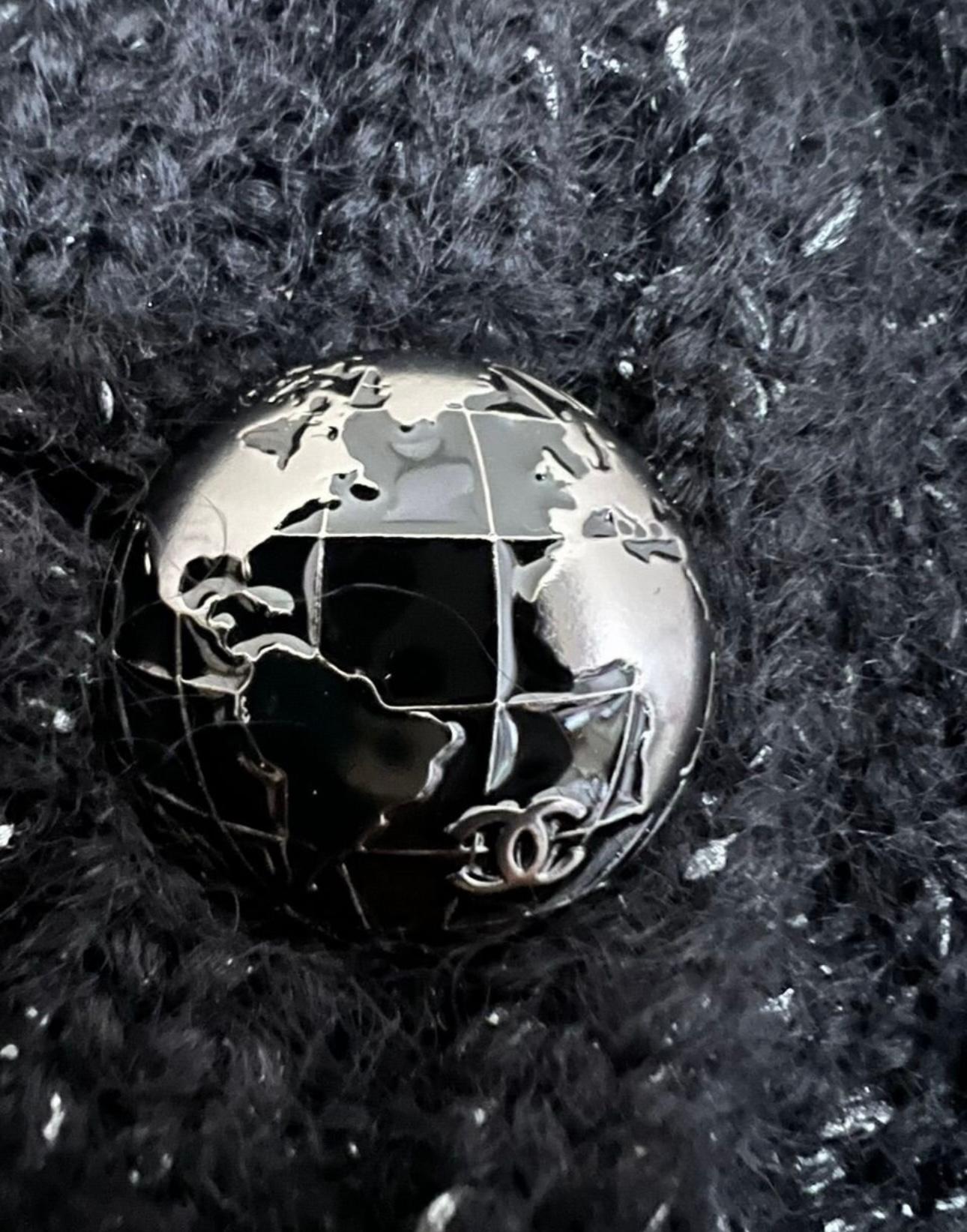 Schwarzer Kaschmir-Pullover von Chanel aus der 'Globalization' Collection von Karl Lagerfeld.
- CC-Logo 