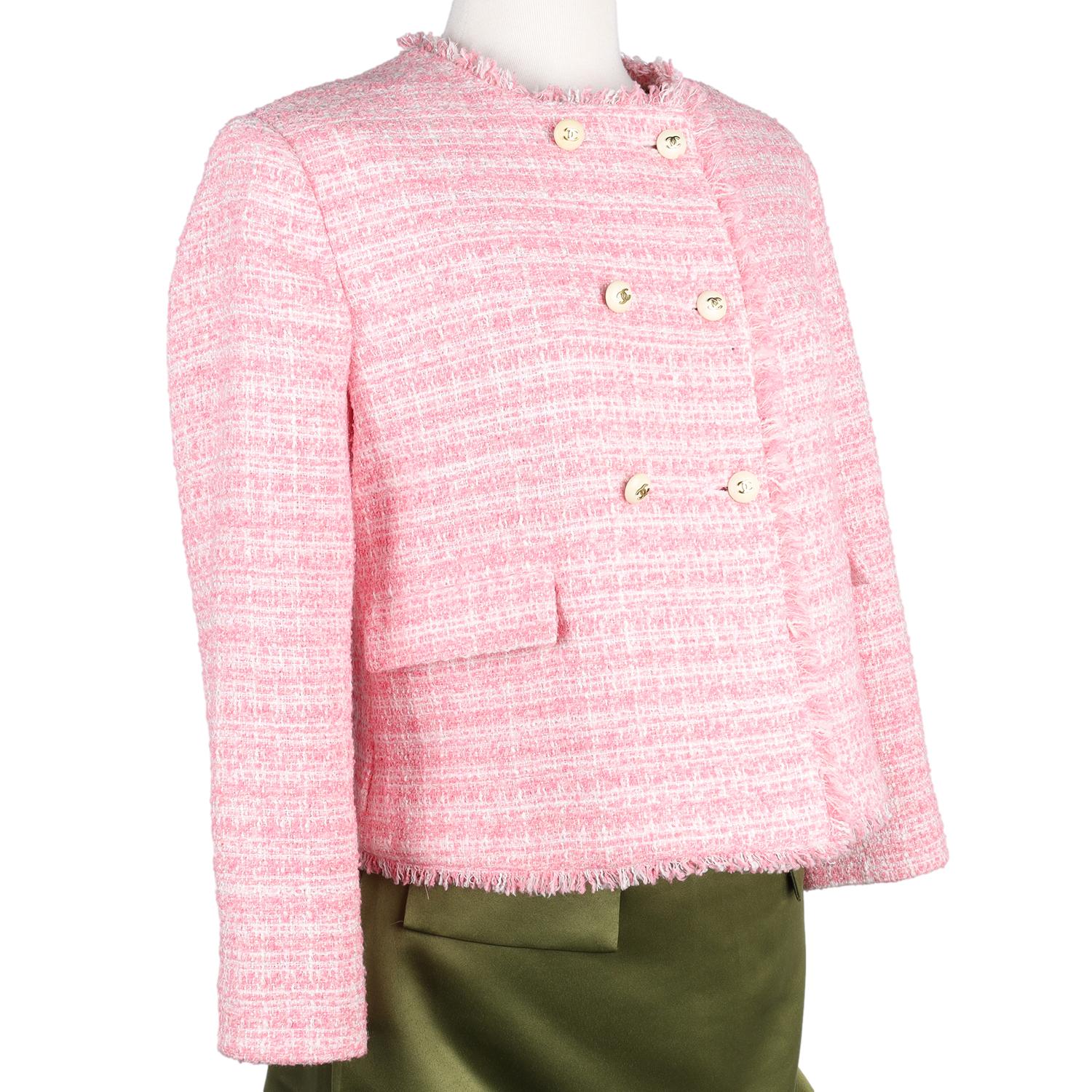 Botones auténticos de Chanel CC en chaqueta de Antropología 

Esta elegante chaqueta rosa pertenece a la colección maeve. Ofrece comodidad y un estilo atemporal. Con dos bolsillos delanteros, parte delantera cruzada con botones Chanel y botones