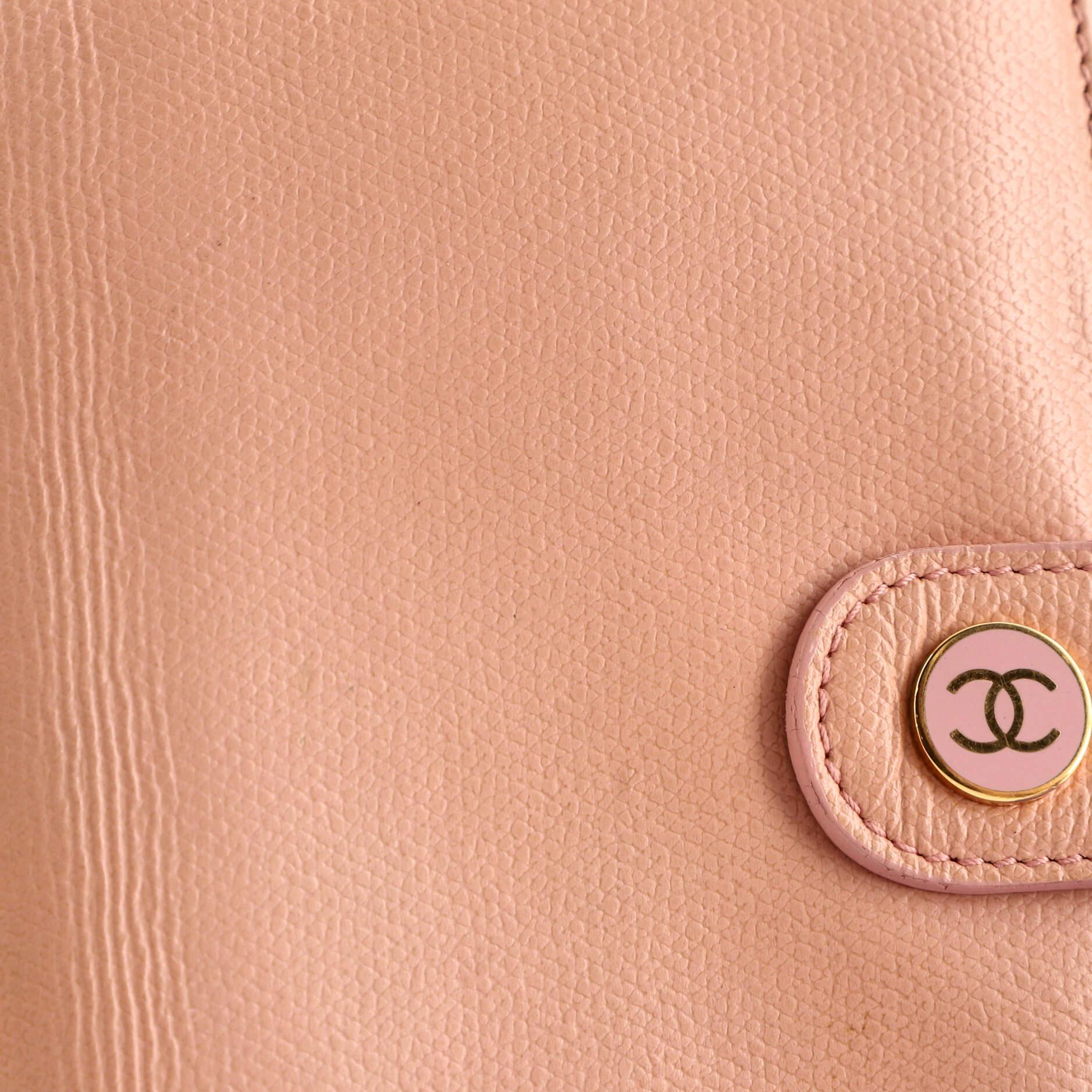 Chanel - Porte-passeport en cuir avec bouton CC Bon état - En vente à NY, NY