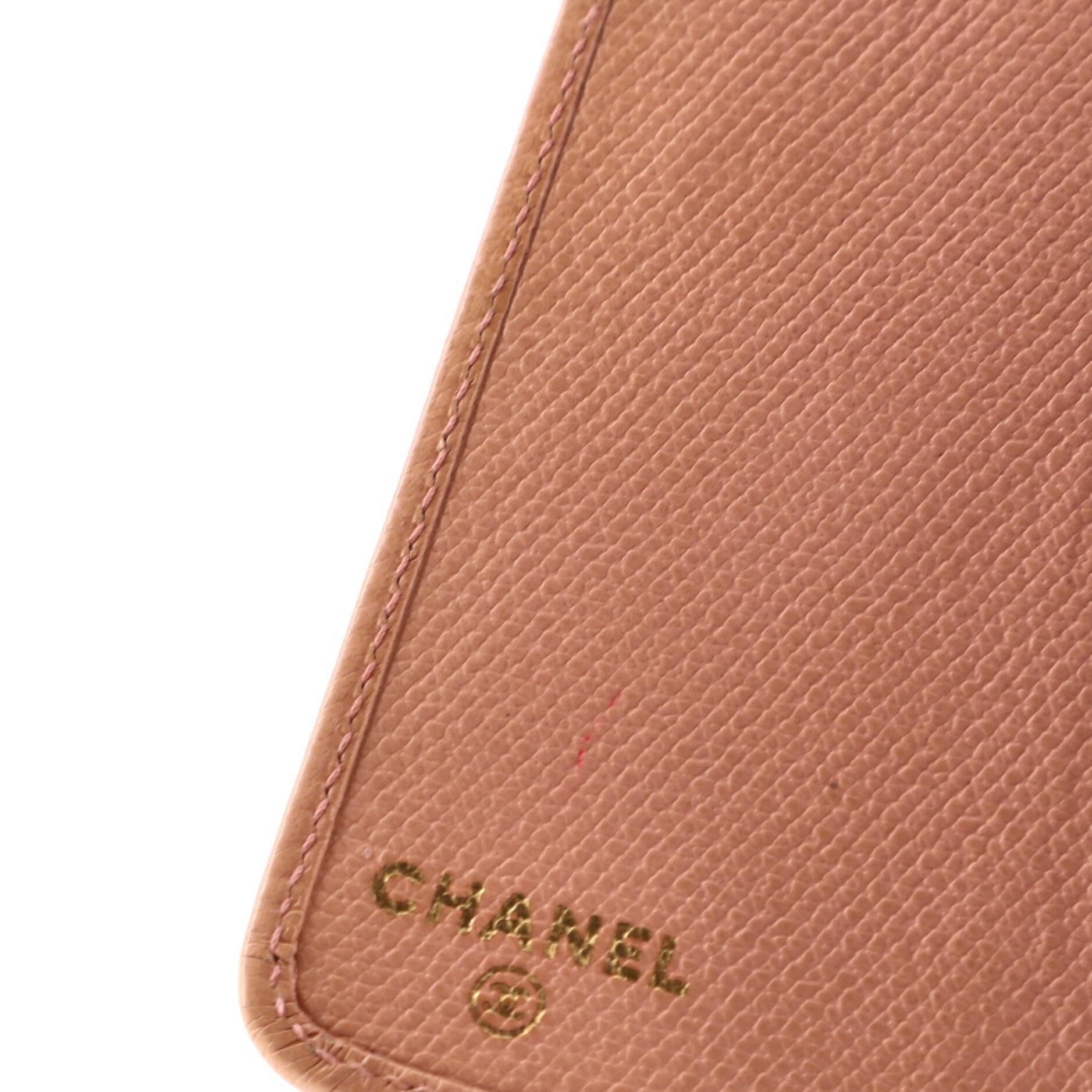 Chanel - Porte-passeport en cuir avec bouton CC en vente 2