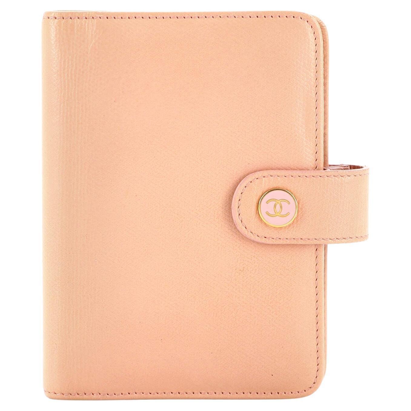 Chanel - Porte-passeport en cuir avec bouton CC en vente