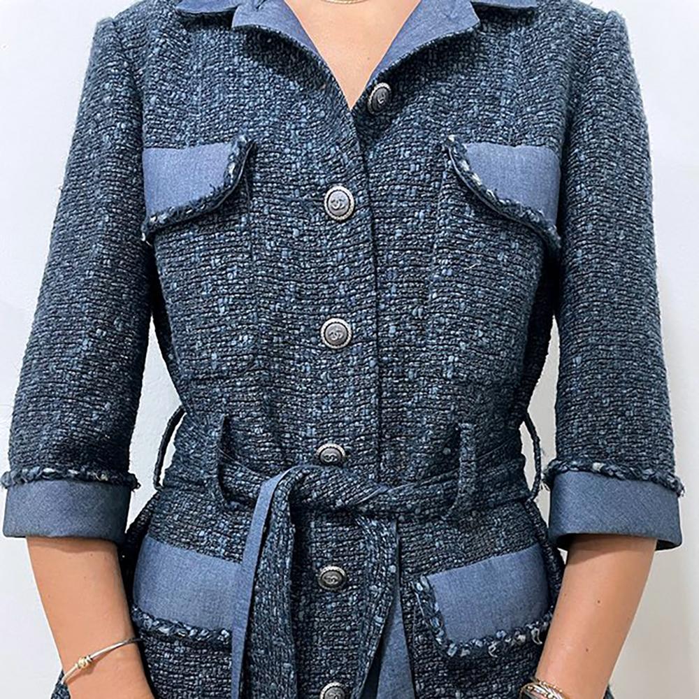 Elegant Chanel belted blue tweed jacket with CC logo buttons.
Size mark 36 FR. Condition is pristine.