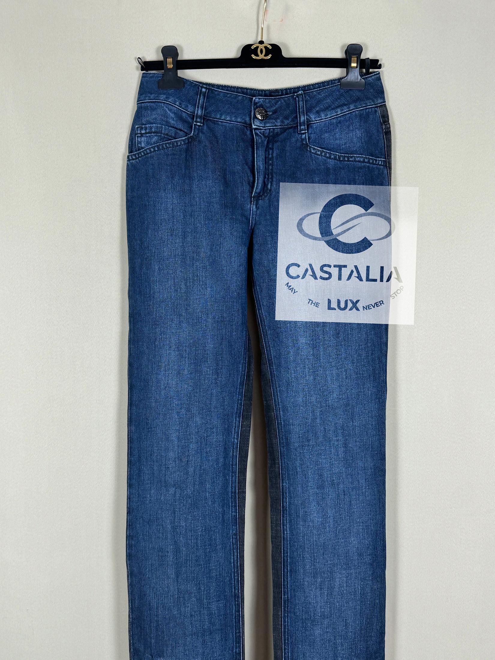 Chanel straight bicolour jeans (front in blue, back in black) with CC logo quilted buttons at hem
Boutique price 2,200€
Size mark 36 FR / Condition: pristine