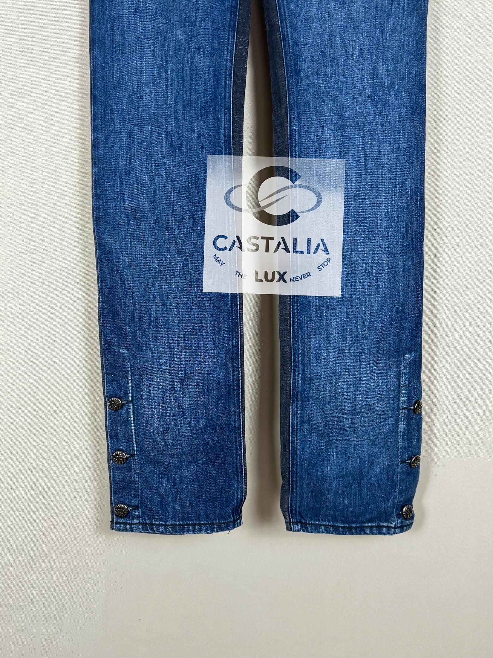 Violet CHANEL CC Buttons Bicolour Jeans 36 FR en vente