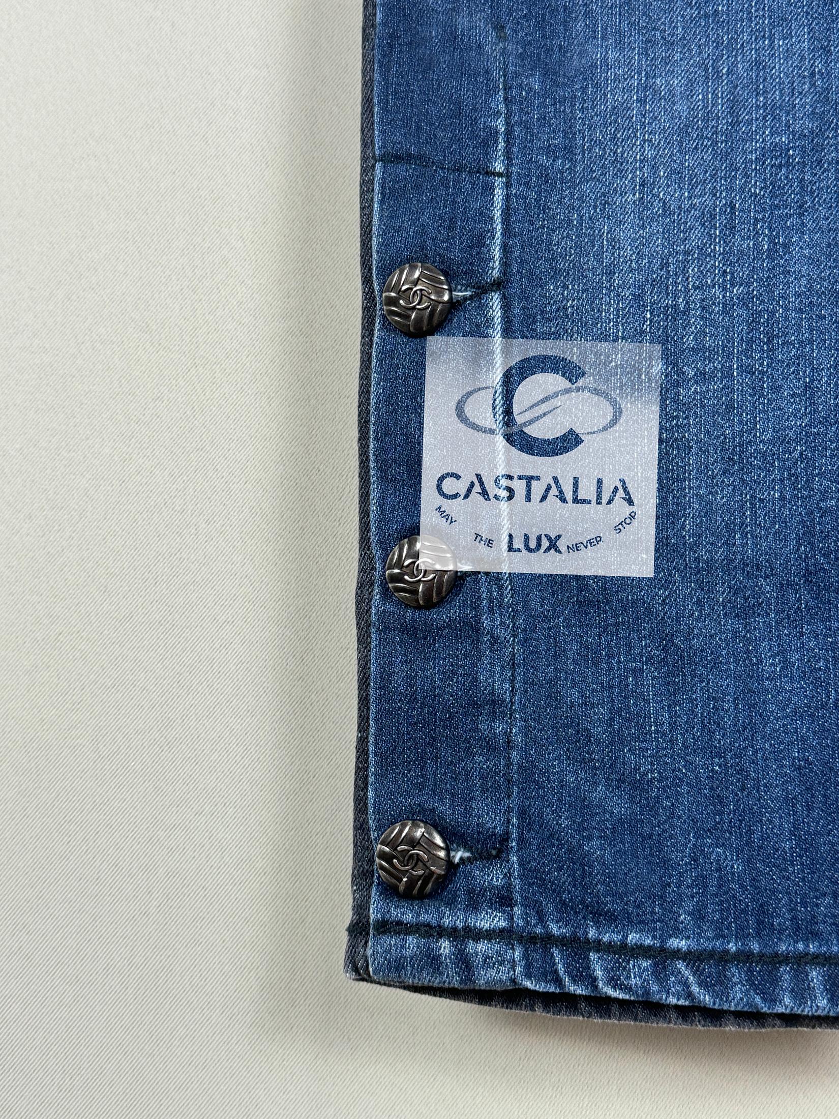 Chanel CC Buttons Bicolour Jeans 36 FR In Excellent Condition For Sale In Dubai, AE