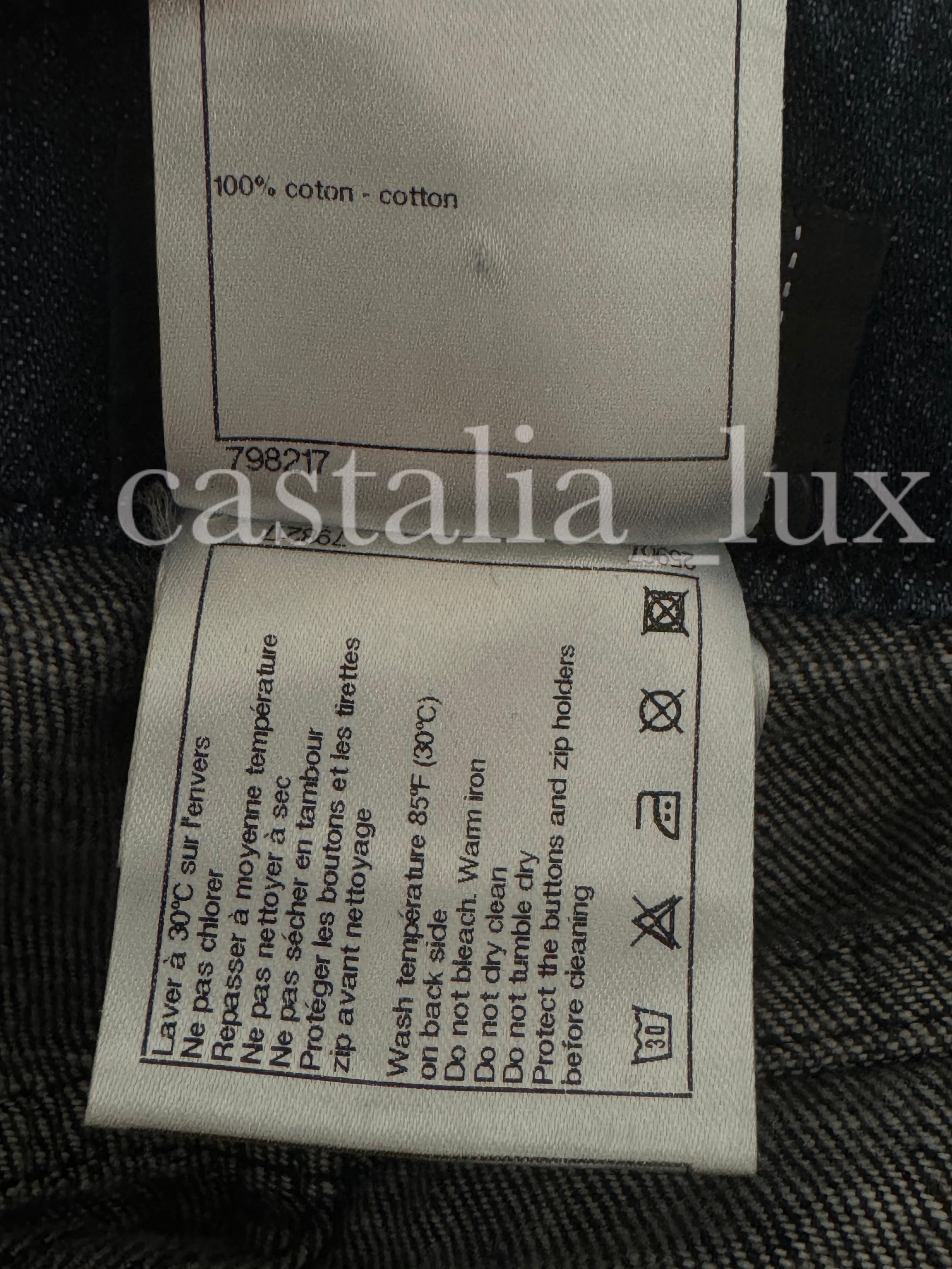 Chanel - Jean bicolore à boutons CC en vente 6