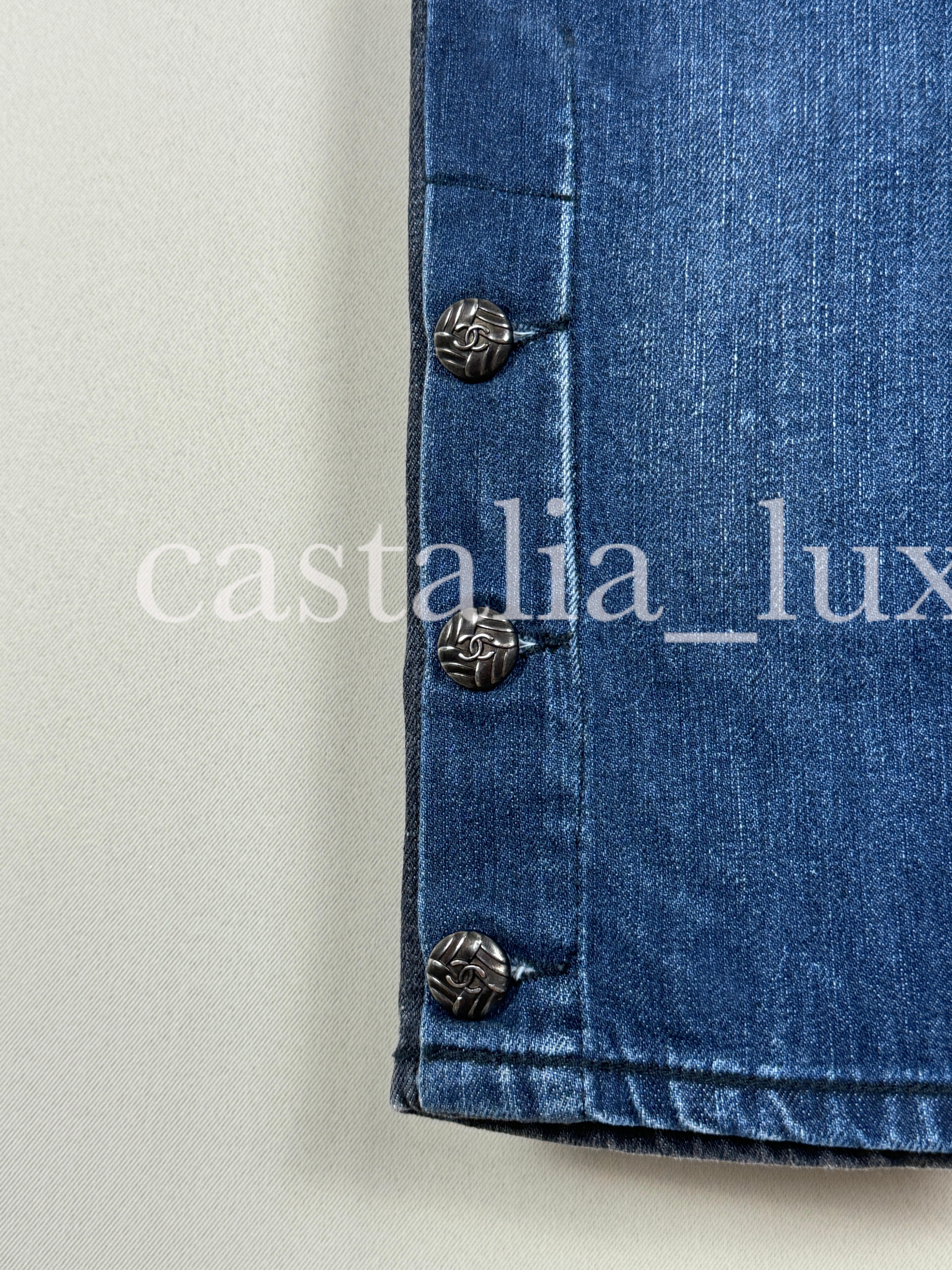 Jean droit bicolore Chanel (devant en bleu, dos en noir) avec boutons piqués du logo CC à l'ourlet.
Prix boutique 2 200€
Taille 36 FR. Condit, état.