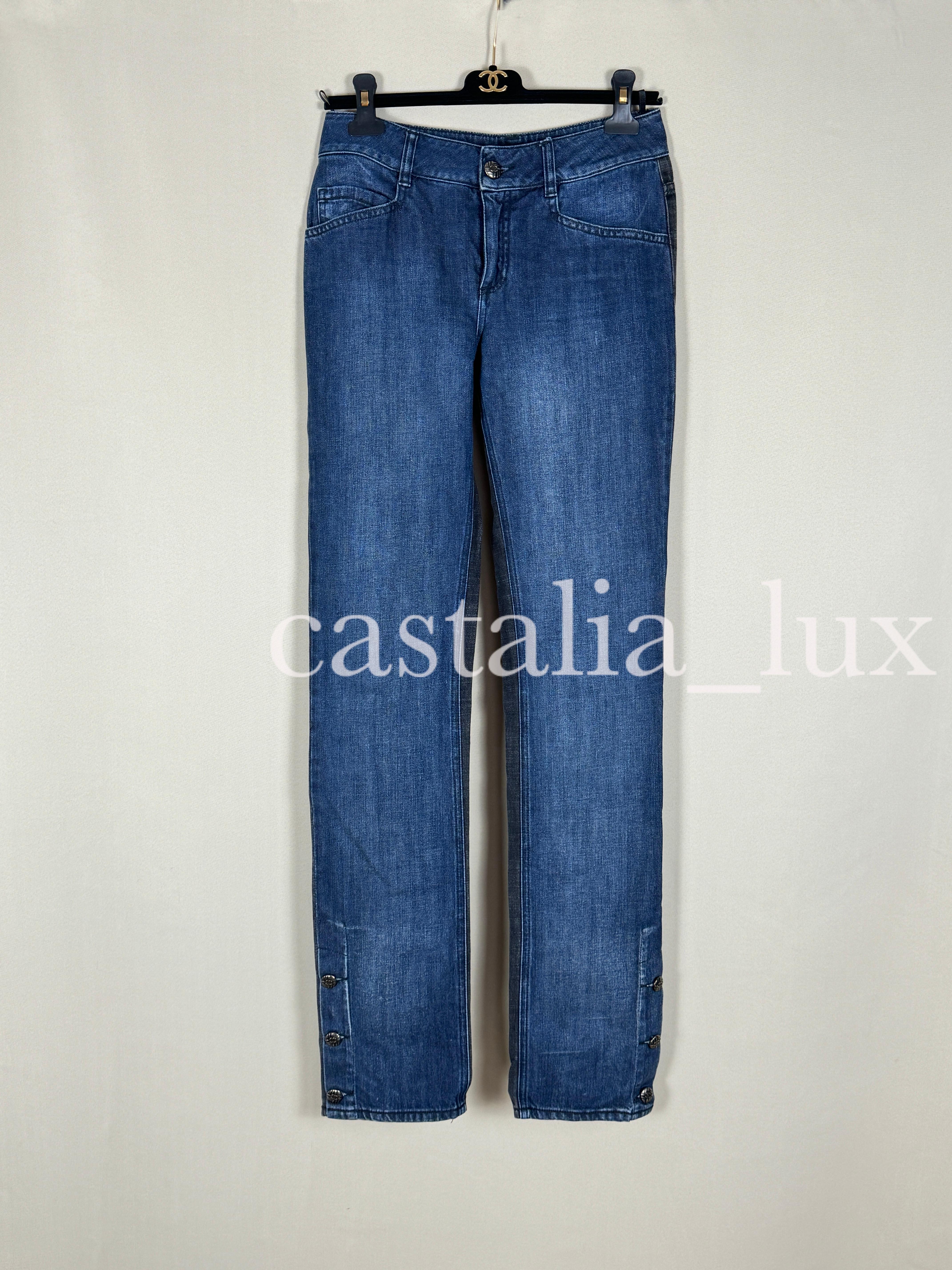 Chanel CC Buttons Bicolour Jeans In Excellent Condition For Sale In Dubai, AE