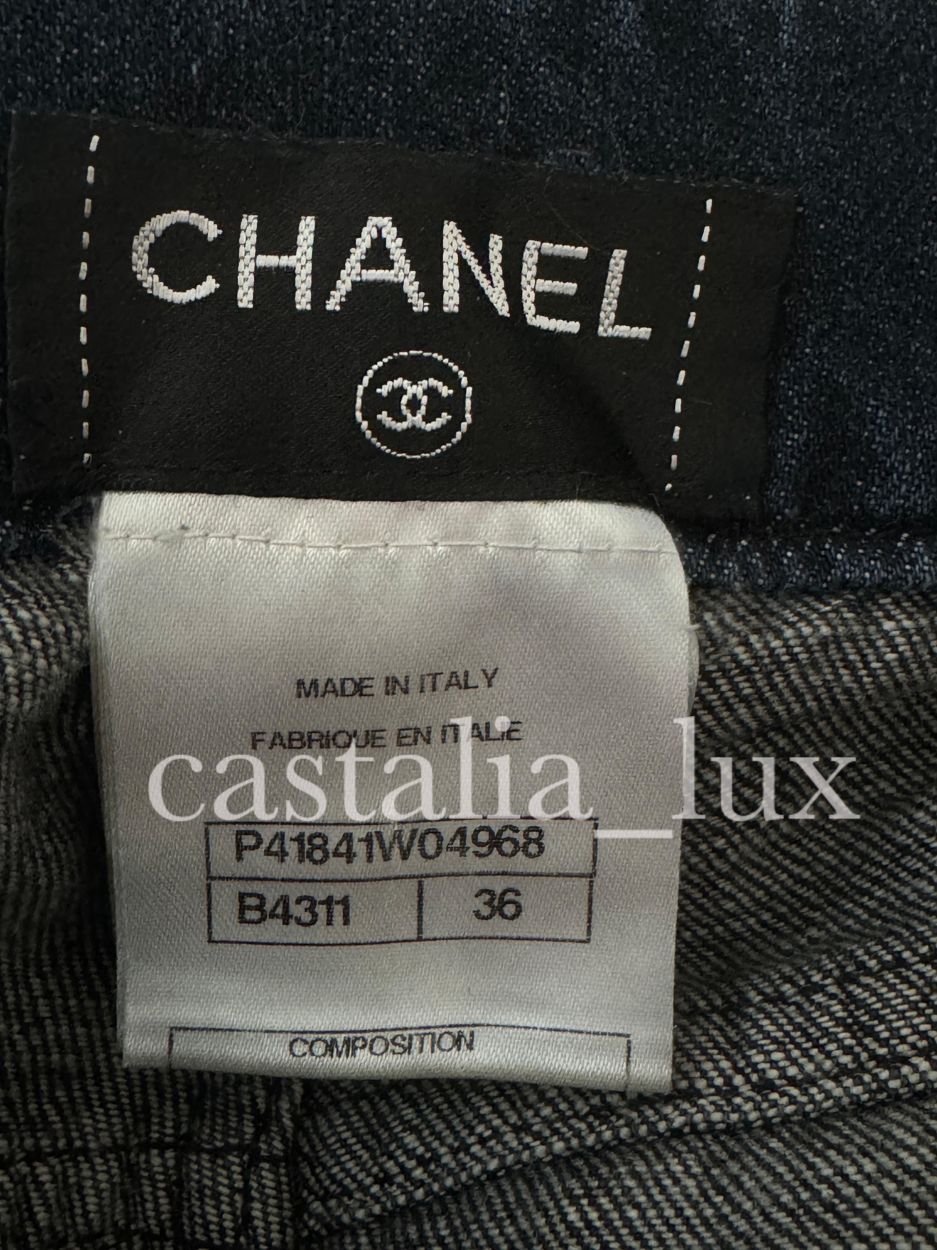 Chanel CC Bicolour-Jeans mit Knöpfen im Angebot 5