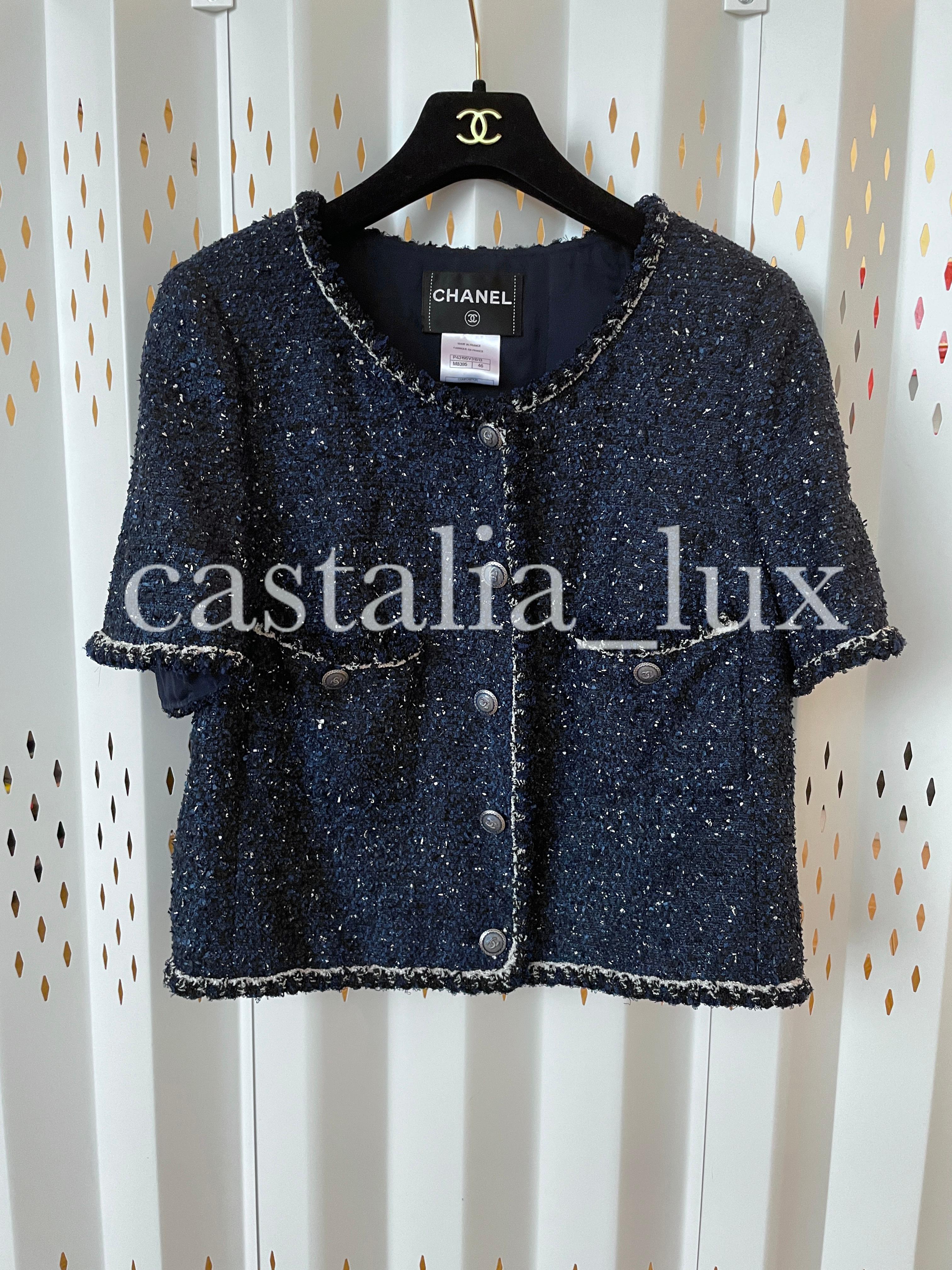 Chanel - Veste en tweed noir et marine à boutons CC en vente 1