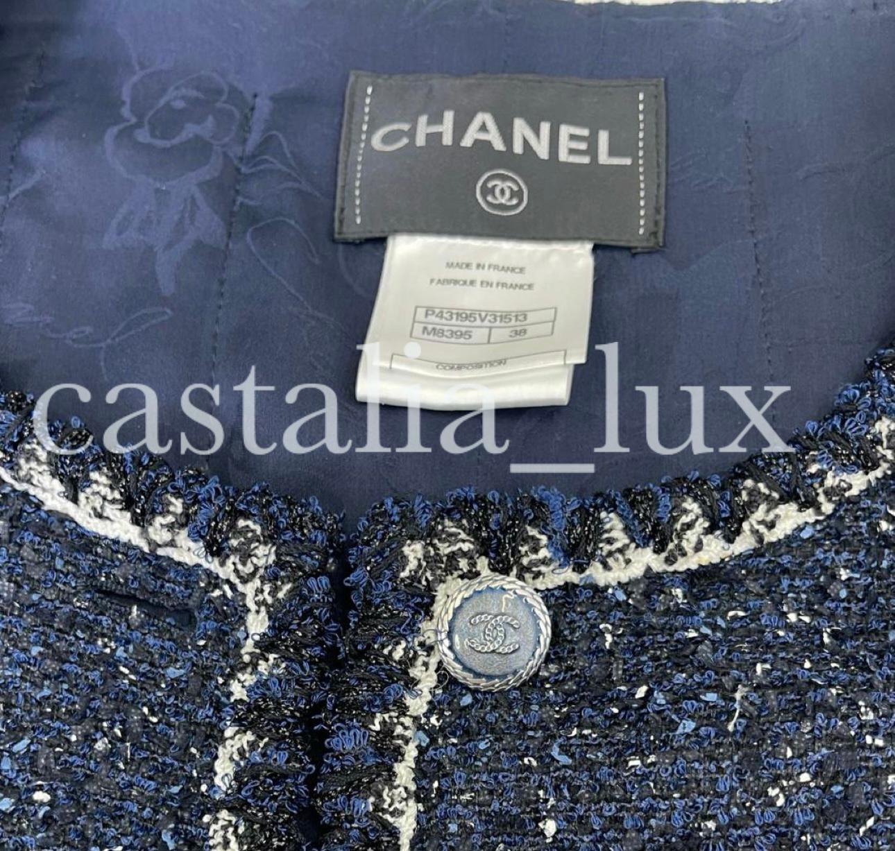 Chanel CC Knöpfe Schwarz und Marine Tweed Jacke im Angebot 5