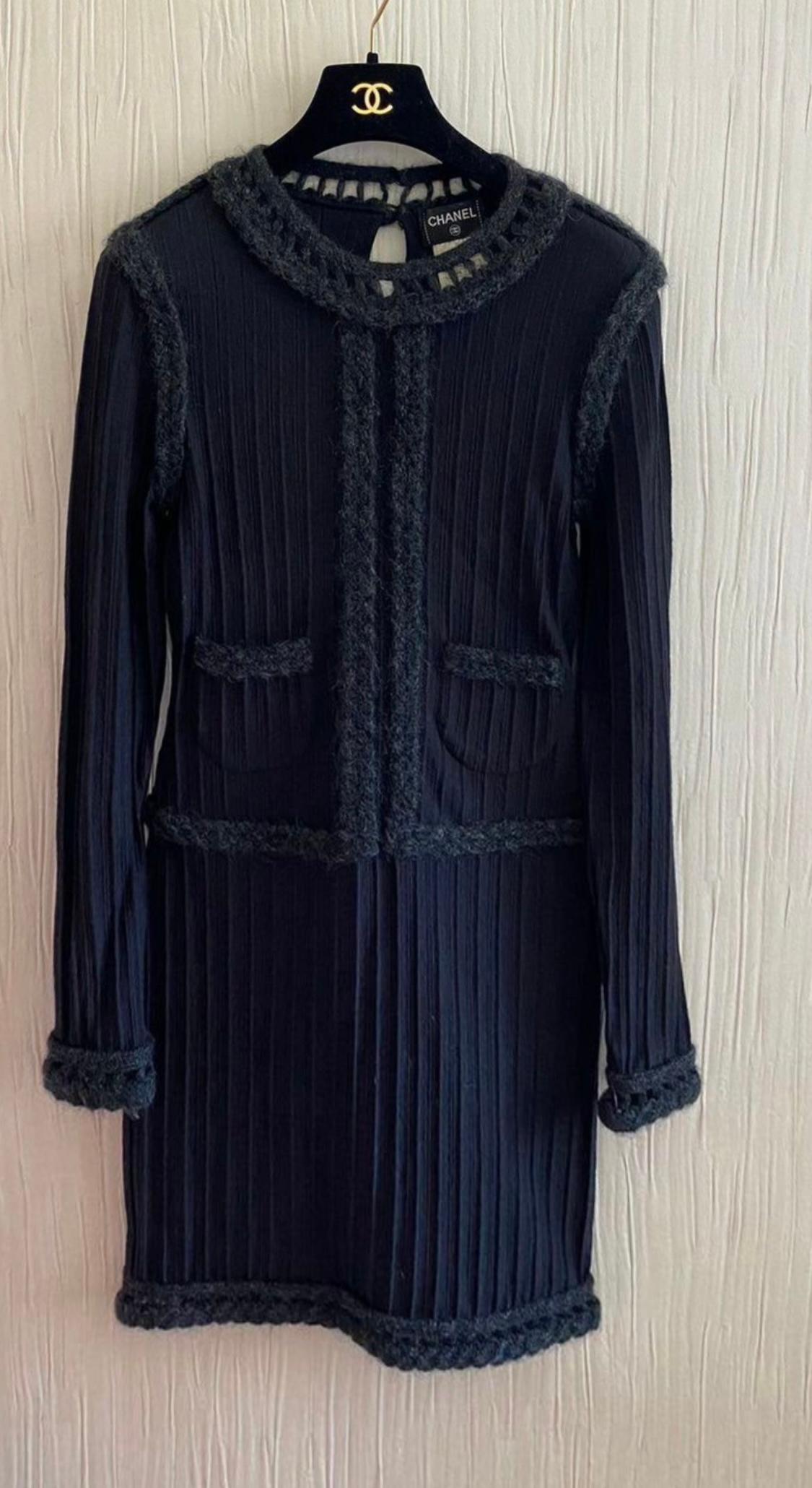 Pequeño vestido negro Chanel con el ribete trenzado característico de la marca.
- Cierre de botones con logotipo CC en la espalda
Talla marca 34 FR. El estado es impecable.