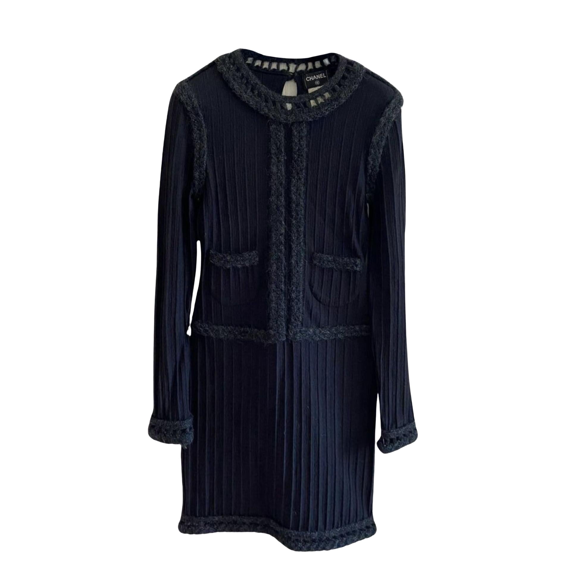 Abito nero con bottoni Chanel CC e finiture a treccia in vendita
