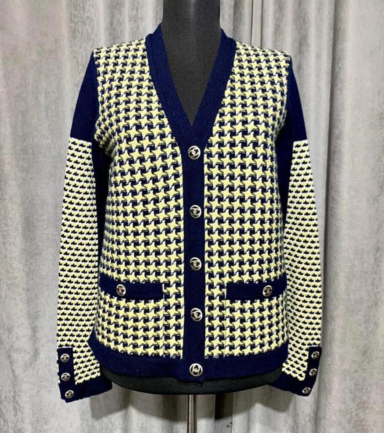 Chanel navy and yellow cashmere jacket with CC logo buttons.
Size mark 44 FR. Never worn.