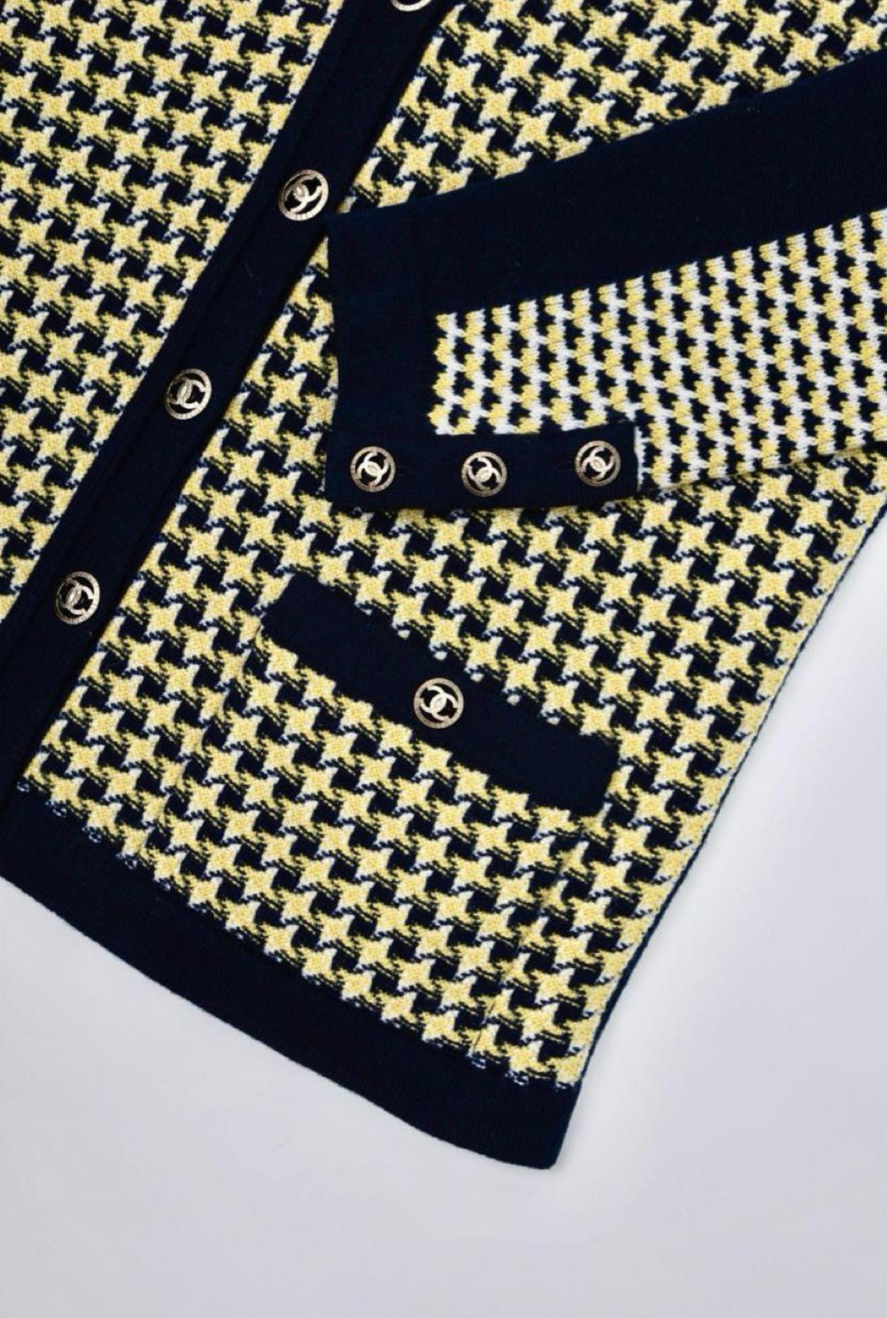 Chanel - Veste en cachemire à boutons CC lumineux en vente 1