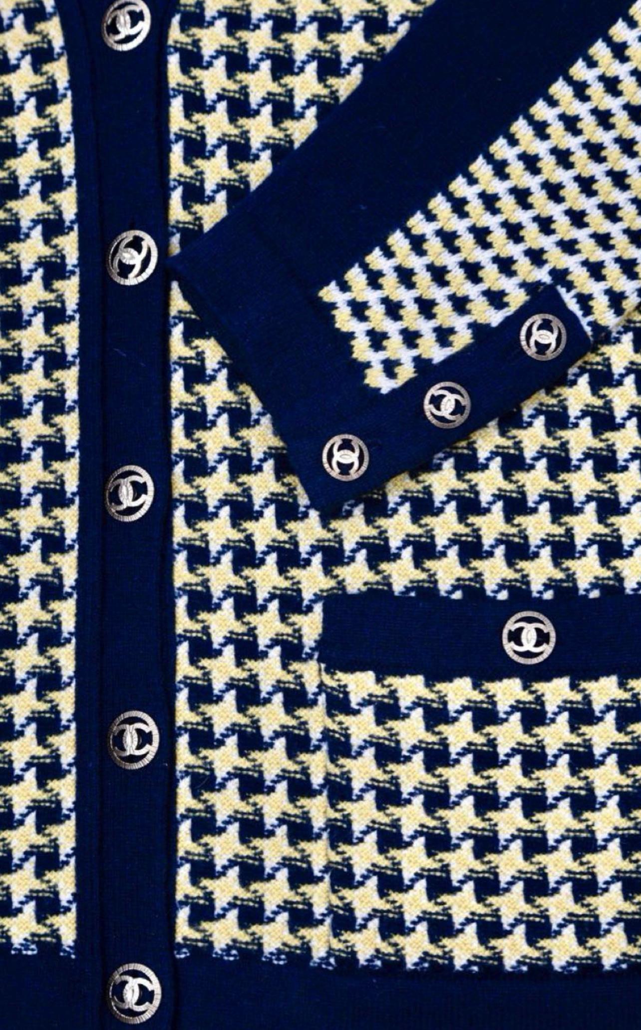 Chanel - Veste en cachemire à boutons CC lumineux en vente 2
