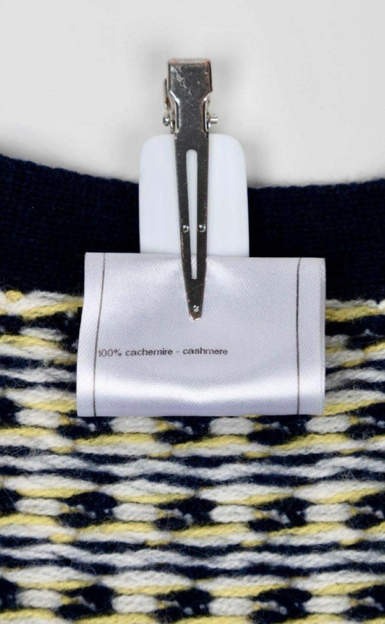 Chanel - Veste en cachemire à boutons CC lumineux en vente 5