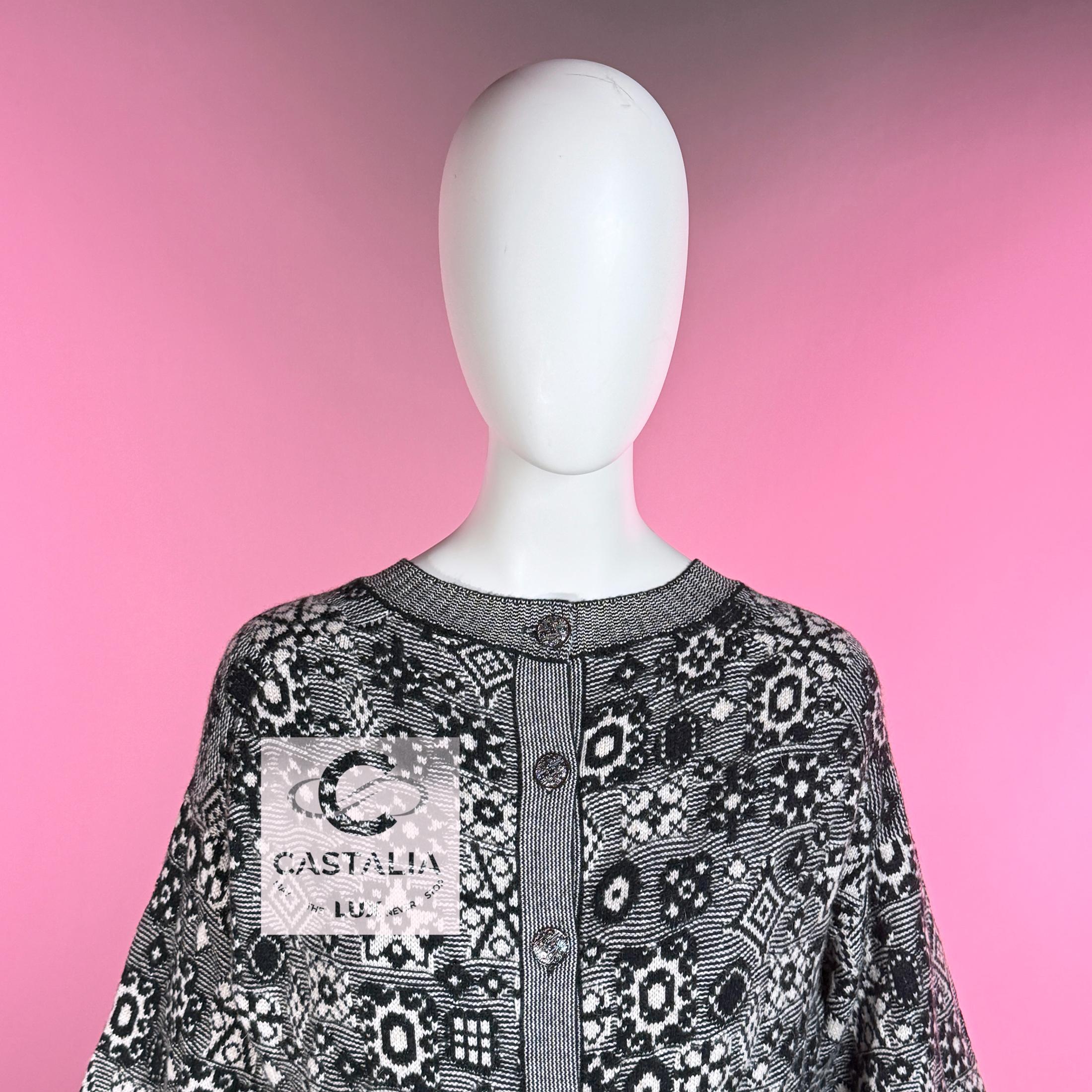 CHANEL Cardigan architectural en cachemire à boutons CC en vente 5