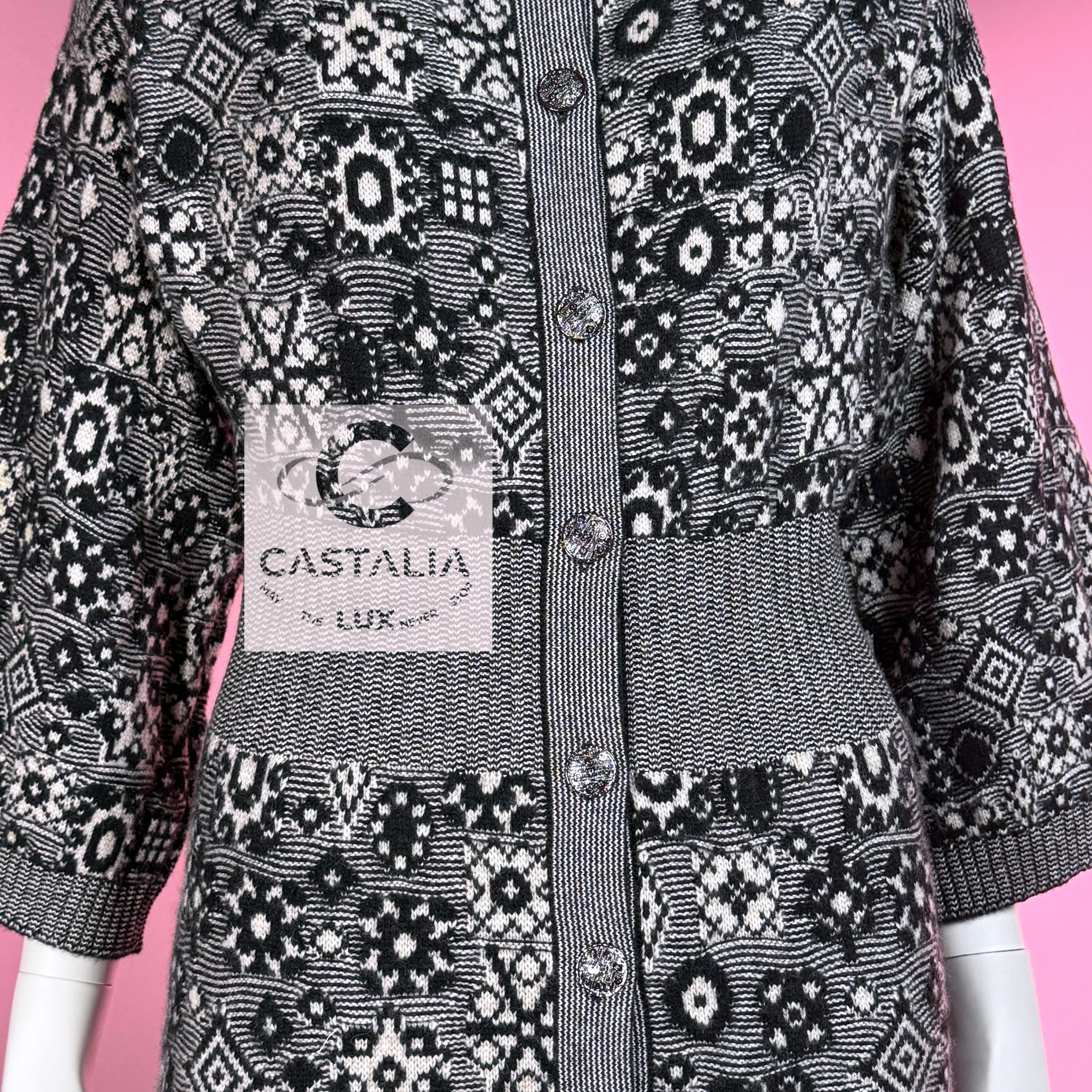 CHANEL Cardigan architectural en cachemire à boutons CC en vente 6