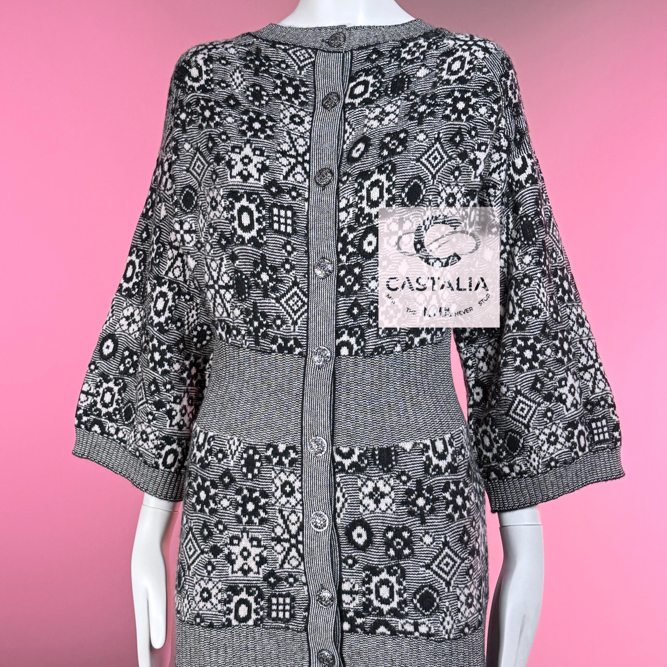 CHANEL Cardigan architectural en cachemire à boutons CC en vente 7