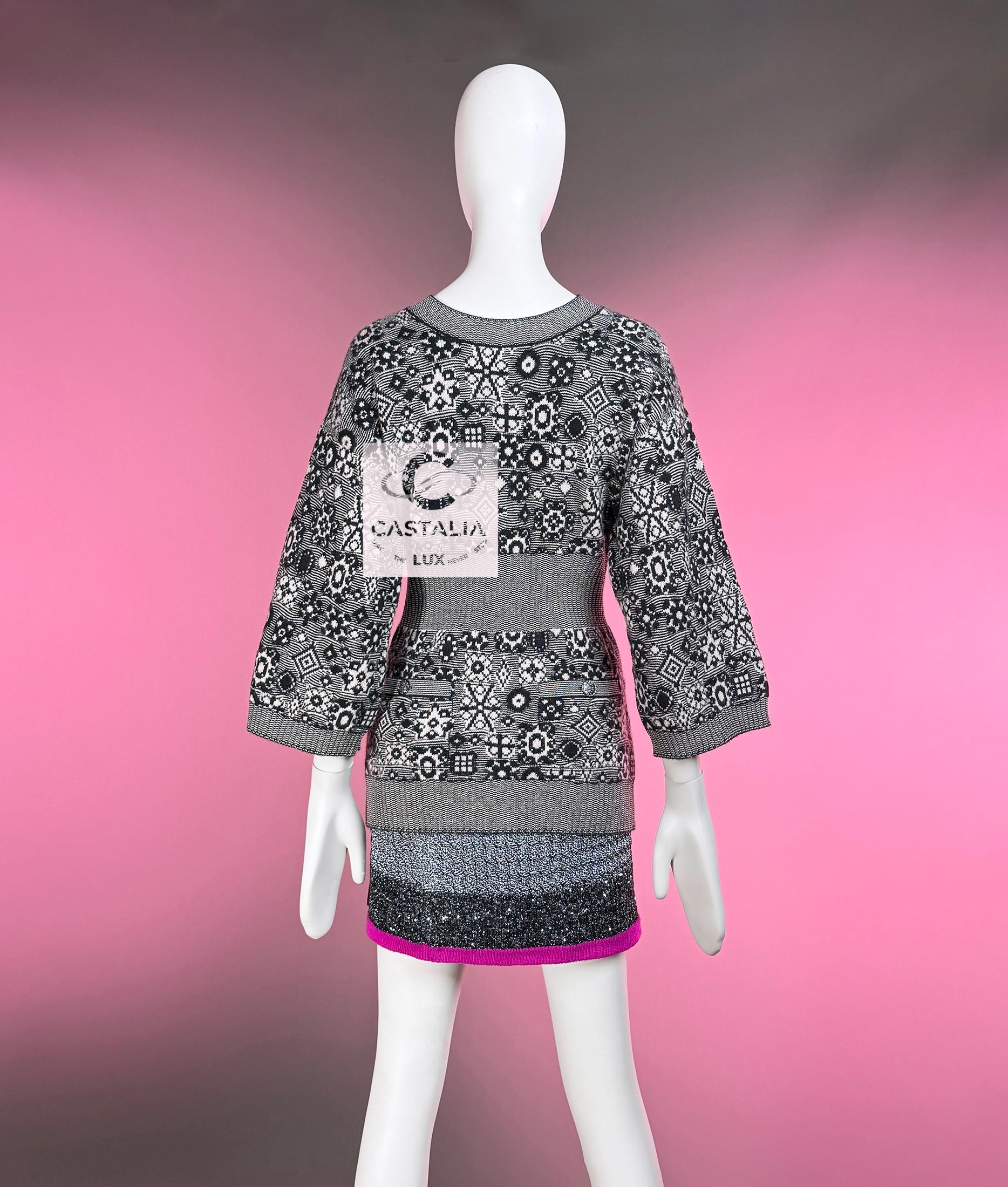 CHANEL Cardigan architectural en cachemire à boutons CC en vente 8