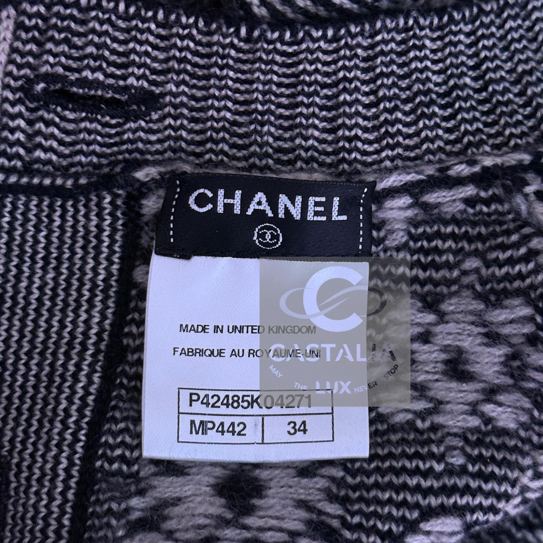 CHANEL Cardigan architectural en cachemire à boutons CC en vente 9