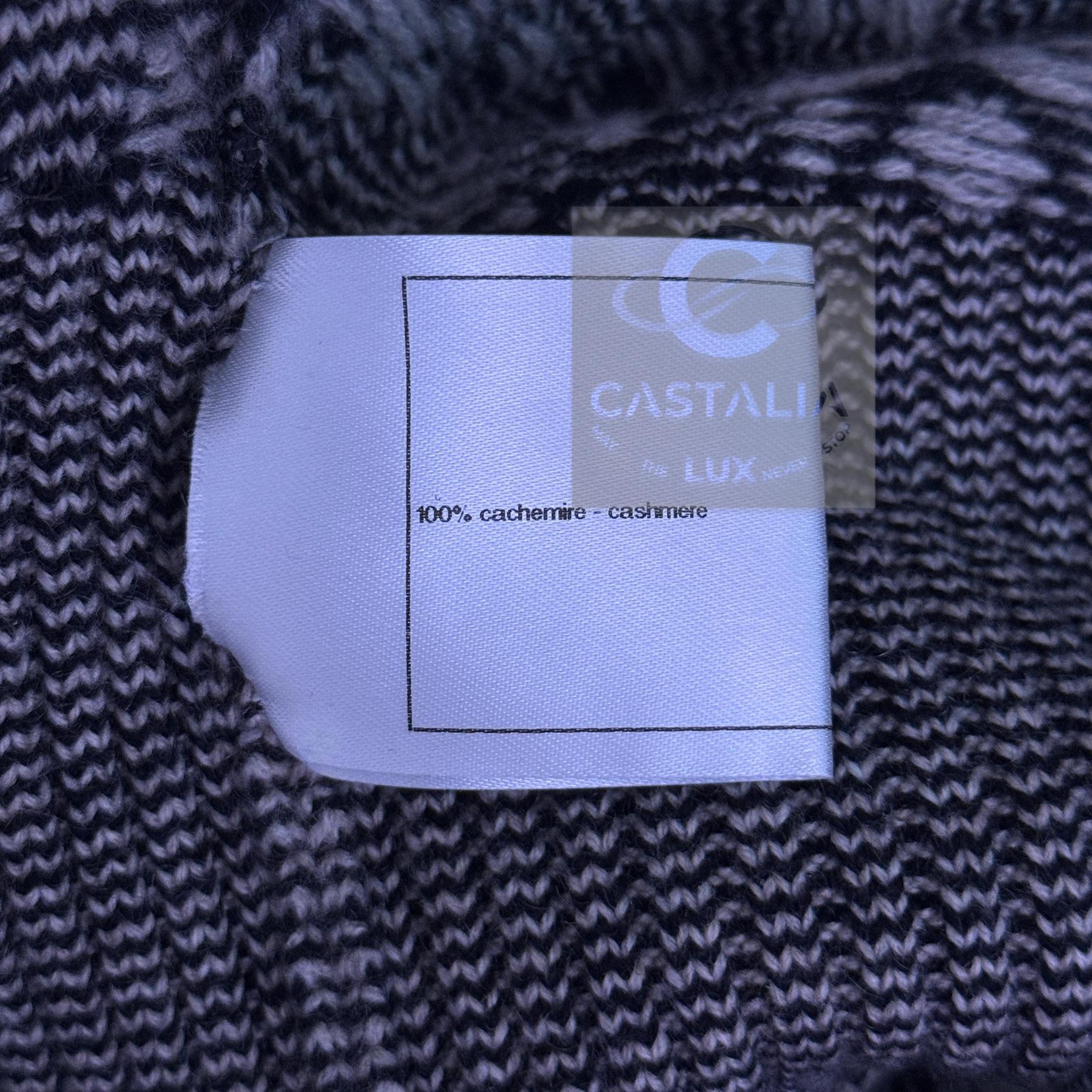 CHANEL Cardigan architectural en cachemire à boutons CC en vente 10